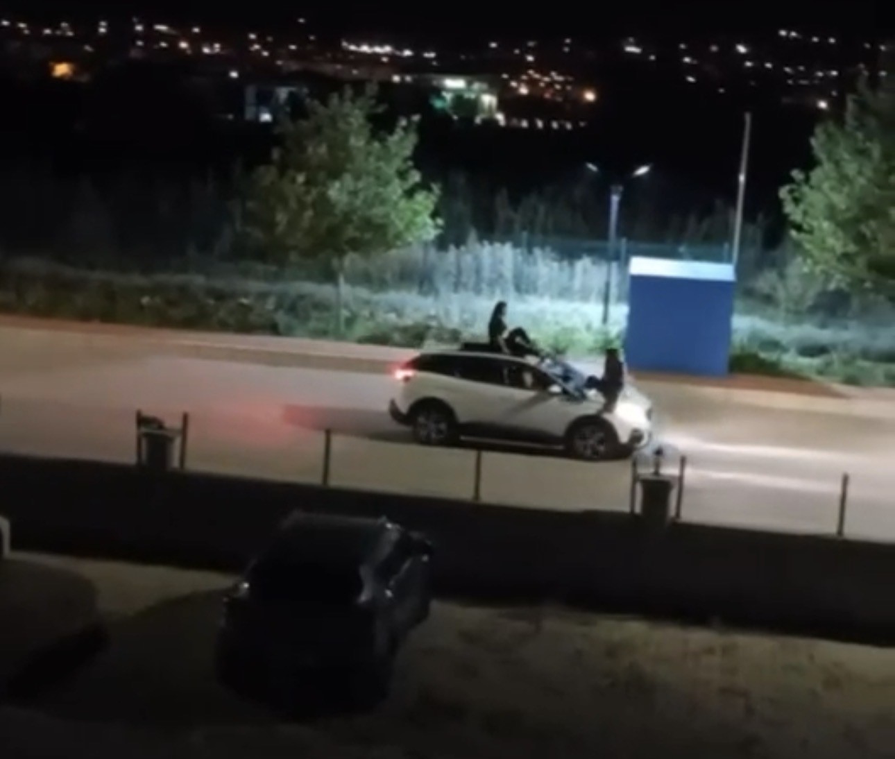 İKİ KADININ SEYİR HALİNDEKİ OTOMOBİLİN ÜSTÜNDE TEHLİKELİ YOLCULUĞU KAMERADA