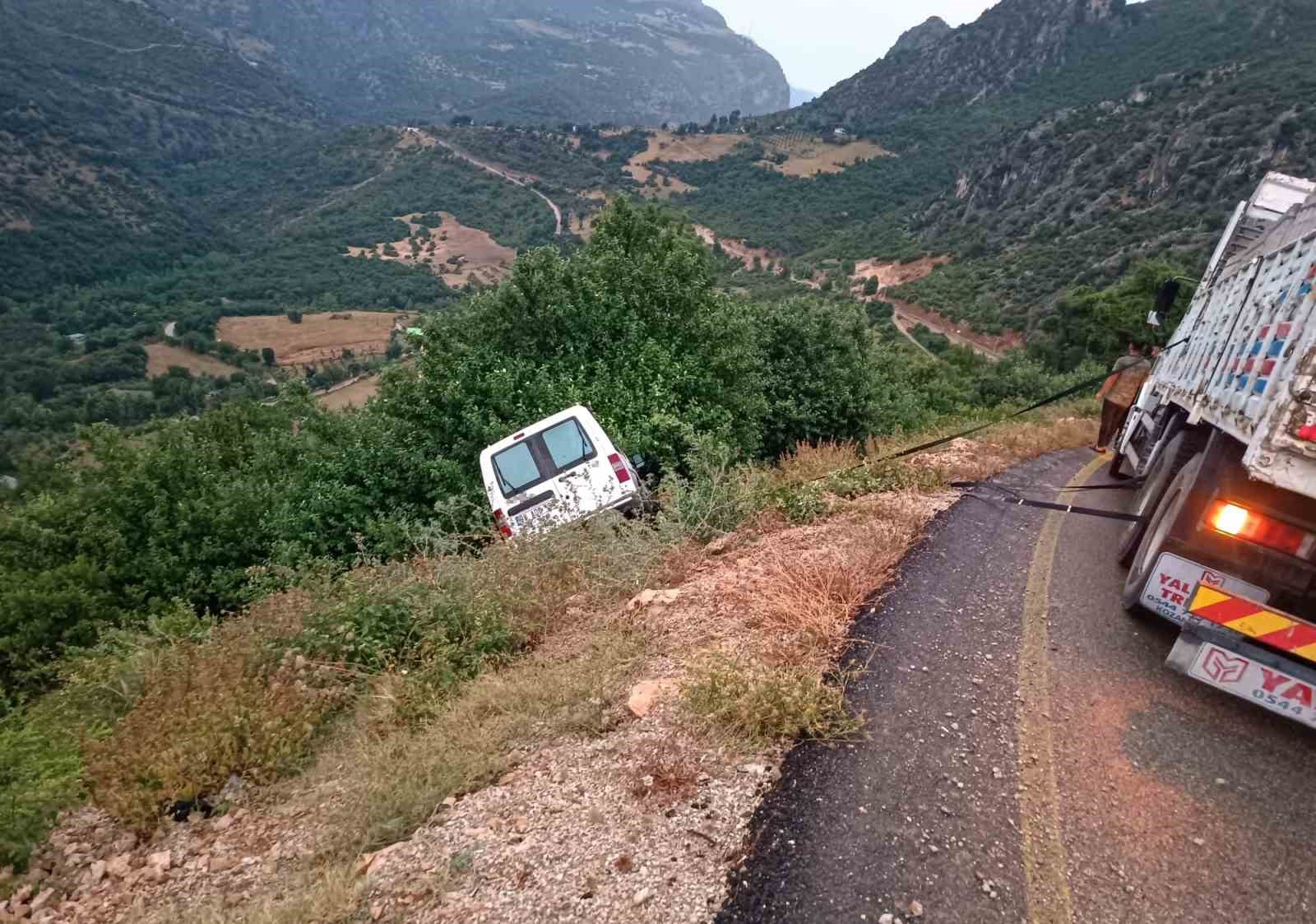 OSMANİYE’DE YAĞIŞ NEDENİYLE YOLDAN ÇIKAN ARAÇ UÇURUMA DÜŞMEKTEN SON ANDA KURTULDU