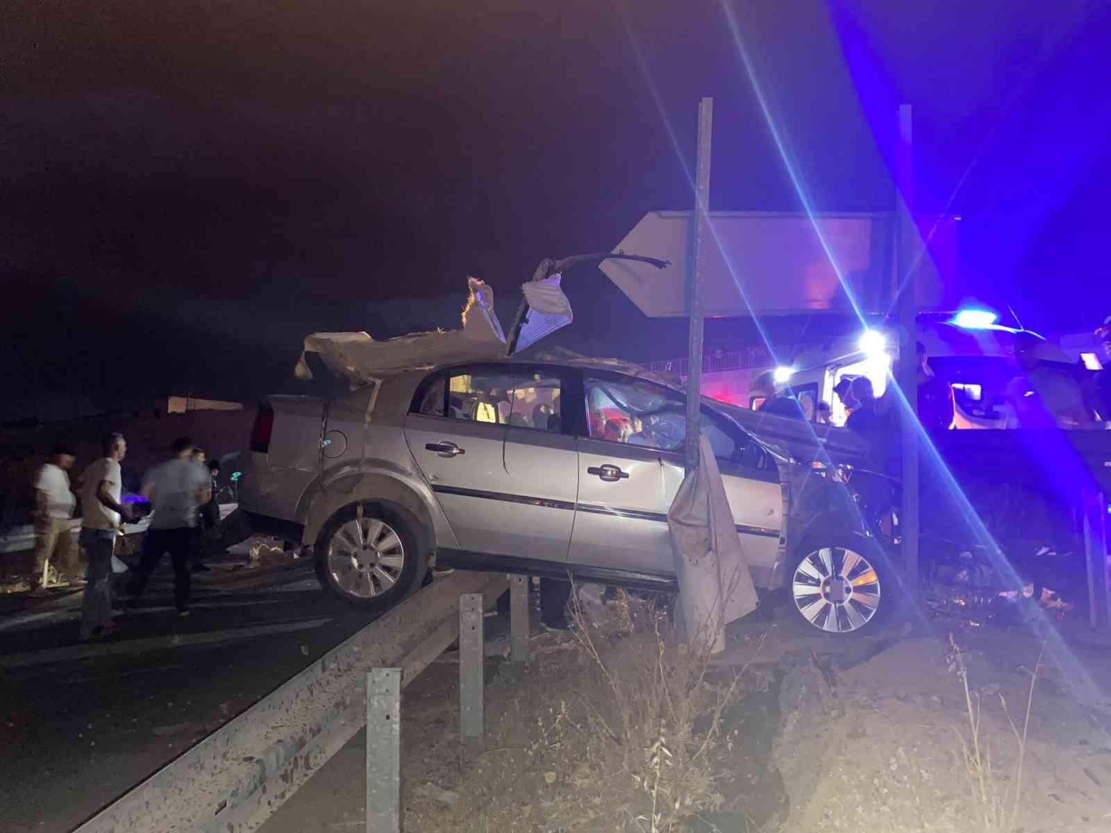 MALATYA’DA REFÜJE ÇARPAN OTOMOBİLİN SÜRÜCÜSÜ HAYATINI KAYBETTİ