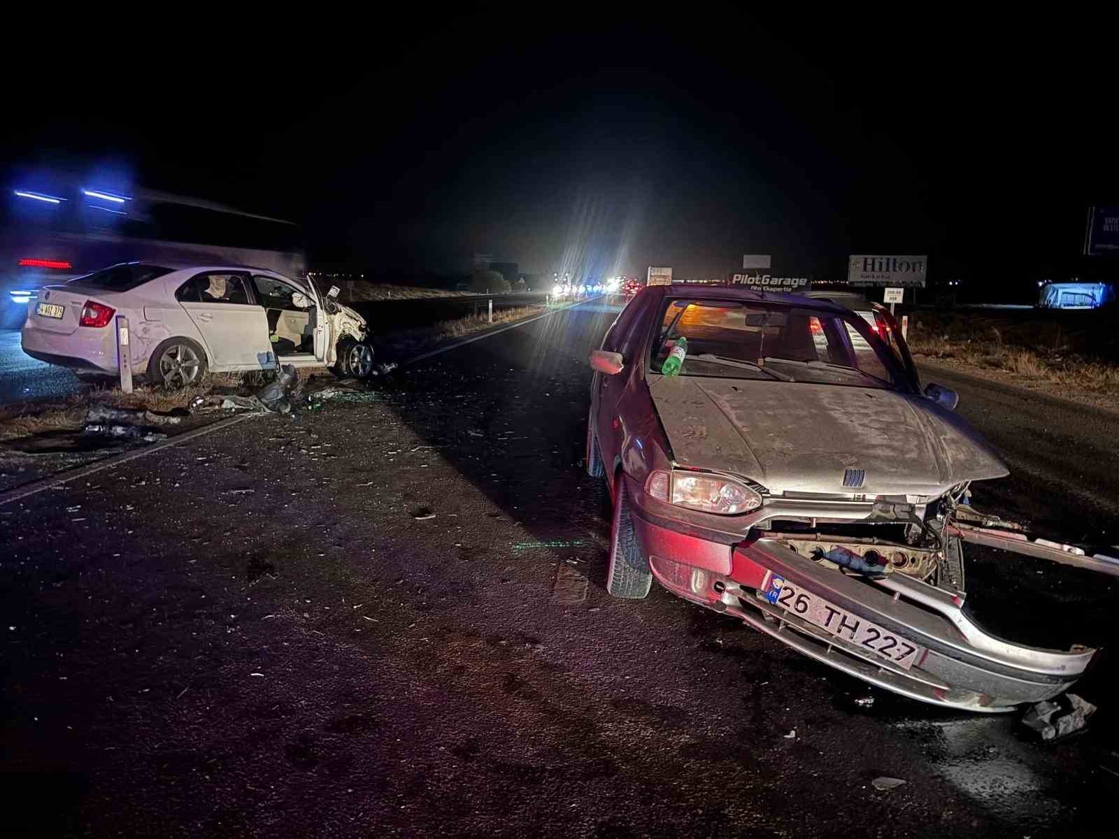 ESKİŞEHİR-ANKARA YOLUNDA İKİ OTOMOBİL ÇARPIŞTI: 5 YARALI