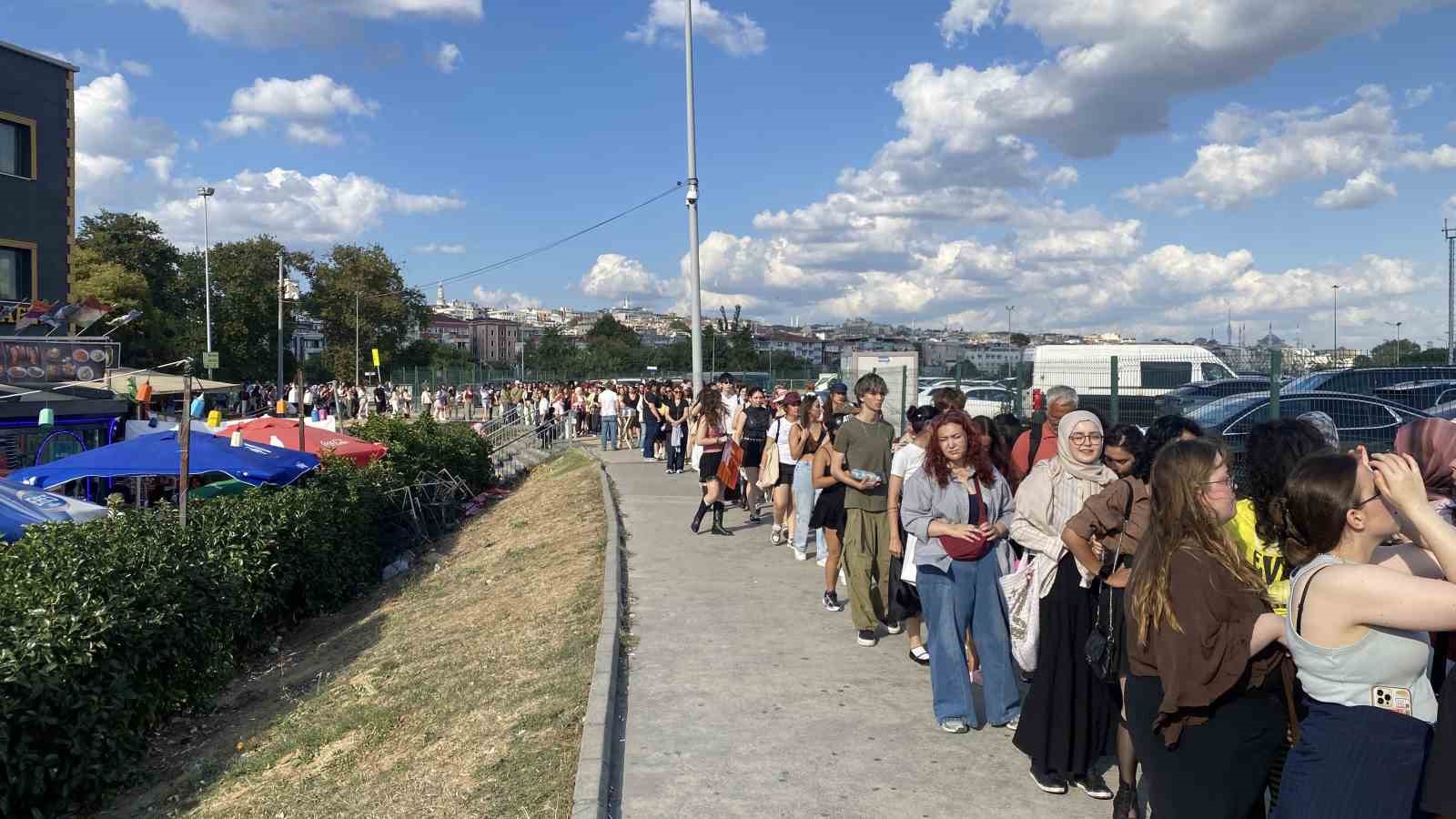 YENİKAPI’DA KONSER ÖNCESİ KİLOMETRELERCE İNSAN VE ARAÇ KUYRUĞU OLUŞTU