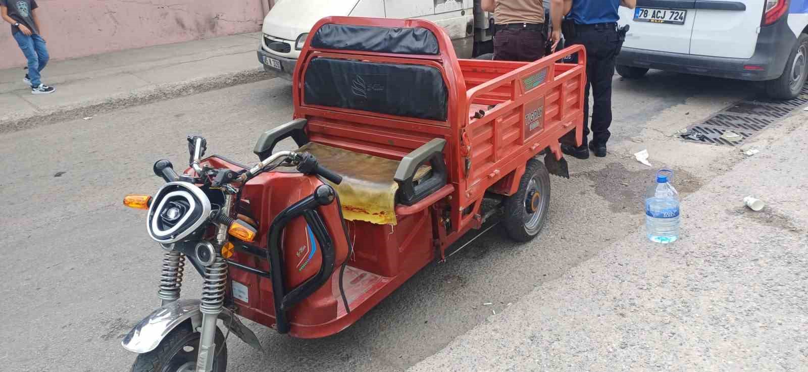 HAFİF TİCARİ ARAÇ ELEKTRİKLİ MOTOSİKLETLE ÇARPIŞTI: 5 YARALI