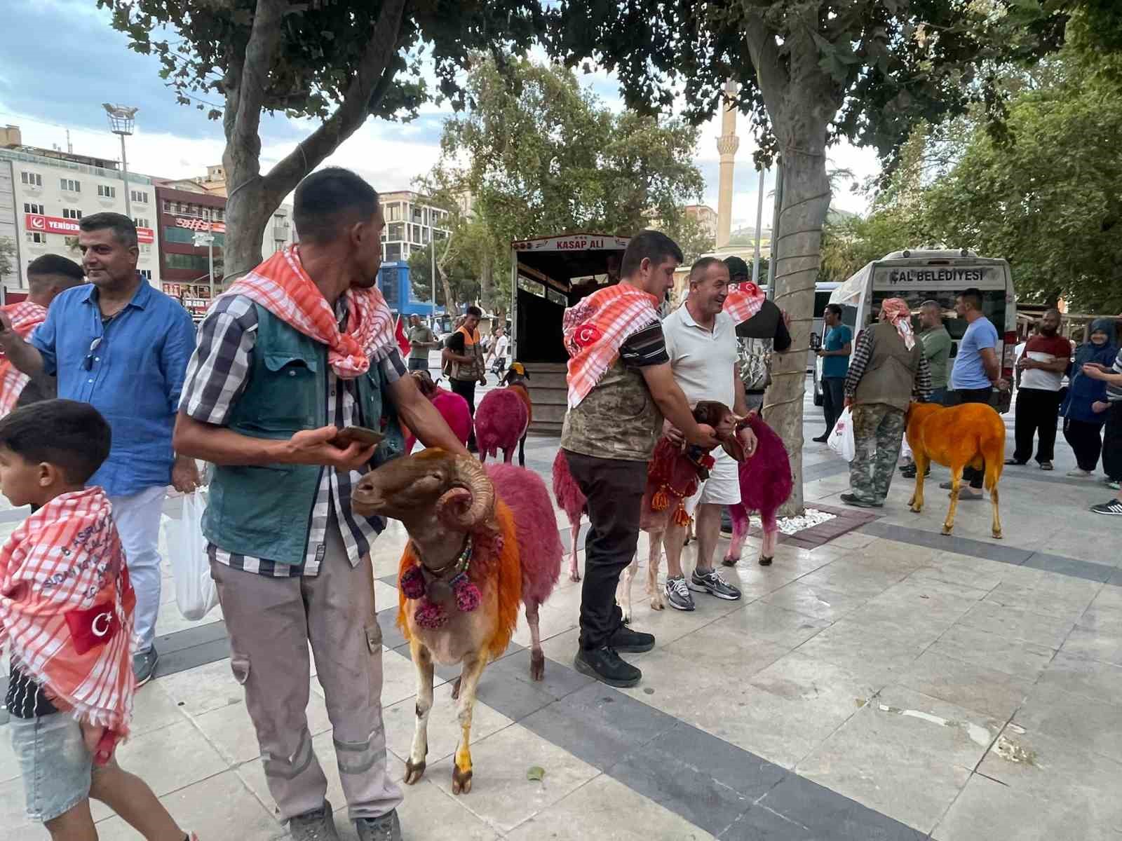 KOYUNLAR SUDAN ÖNCE BULVARDAN GEÇTİ