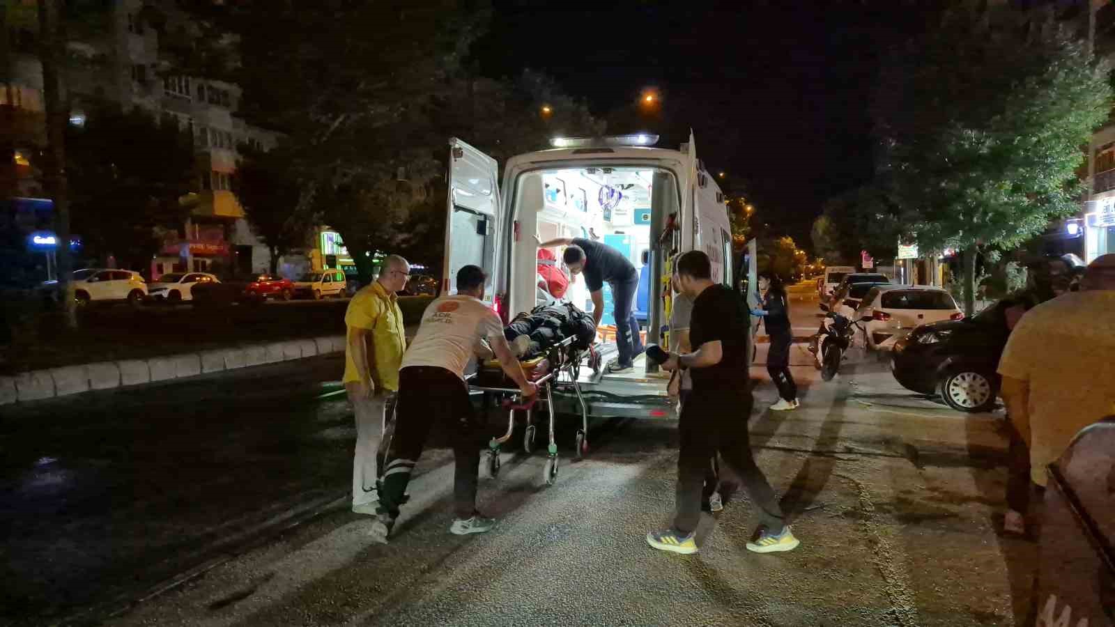REFÜJ SULAMASI SEBEBİYLE ISLANAN YOLDA MOTOSİKLETİ DEVRİLEN KURYE YARALANDI