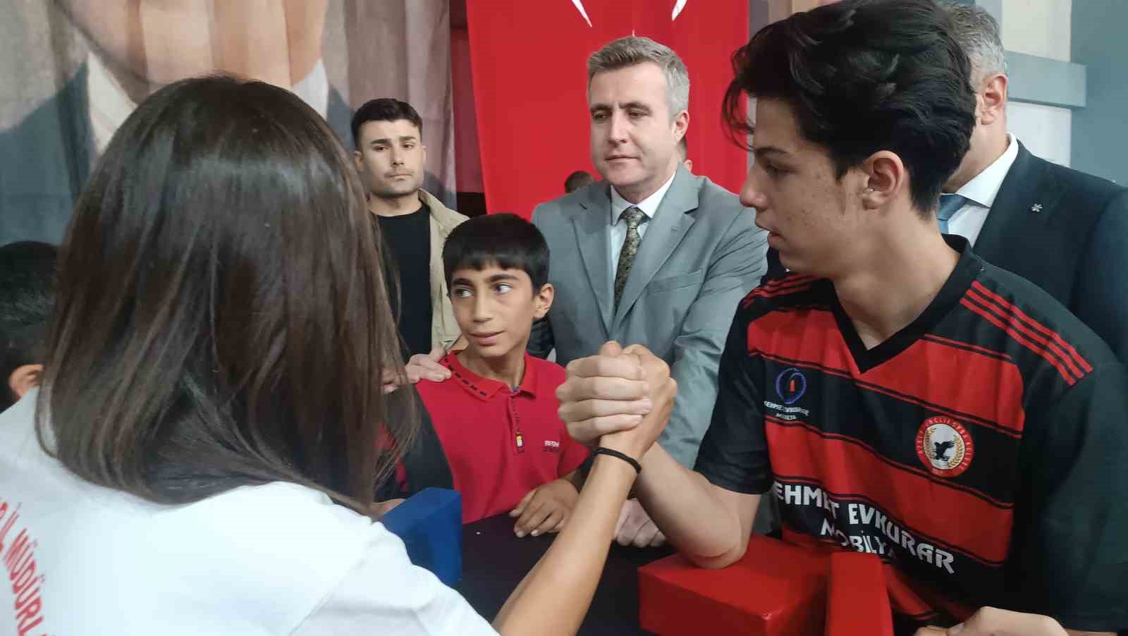ÖZALP’TA GENÇLİK VE SPOR FESTİVALİ DÜZENLENDİ