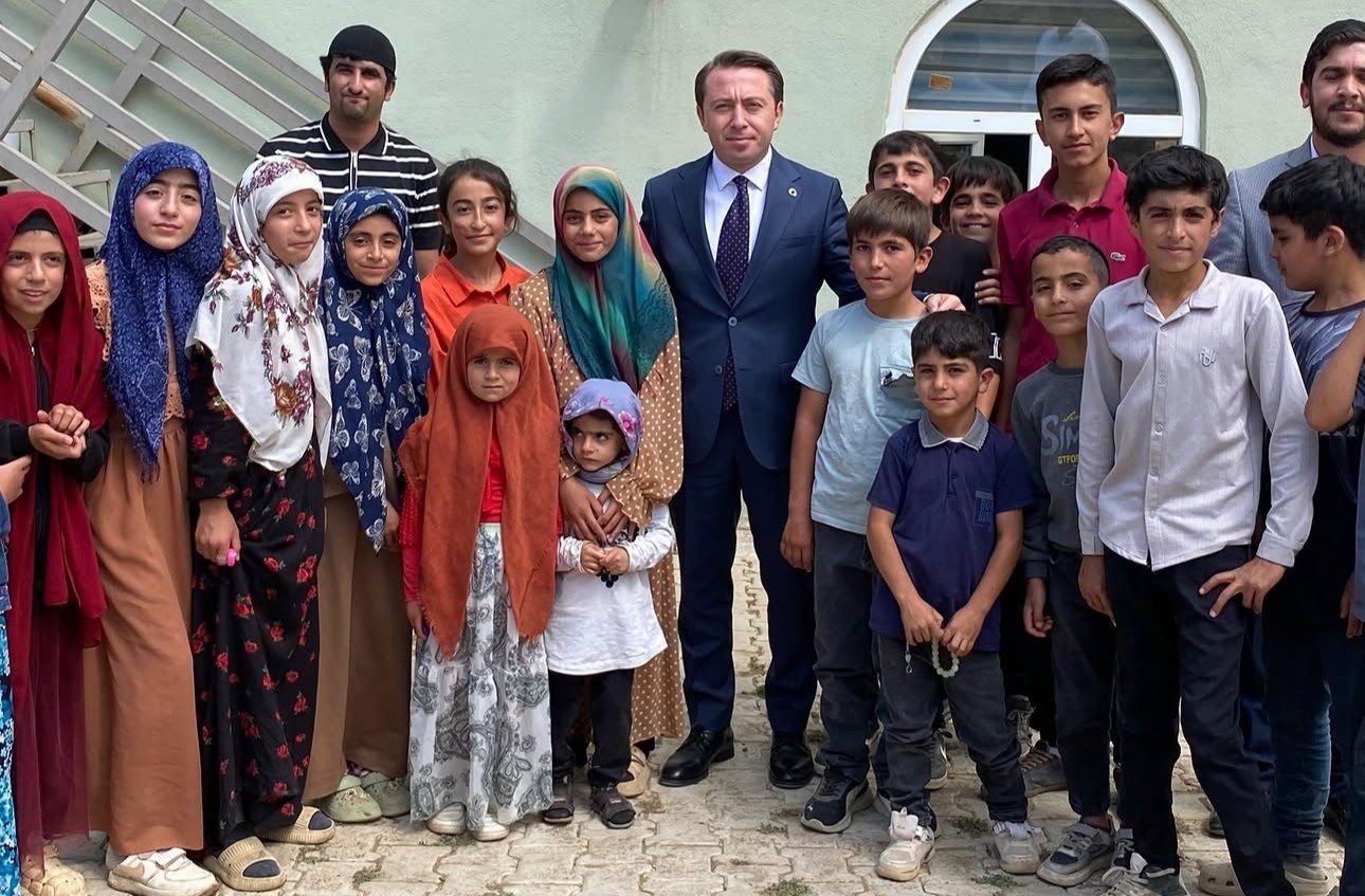 YÜKSEKOVA KAYMAKAMI HÜLÜR, ÇOCUKLARIN HAVUZ İSTEĞİNİ GERİ ÇEVİRMEDİ