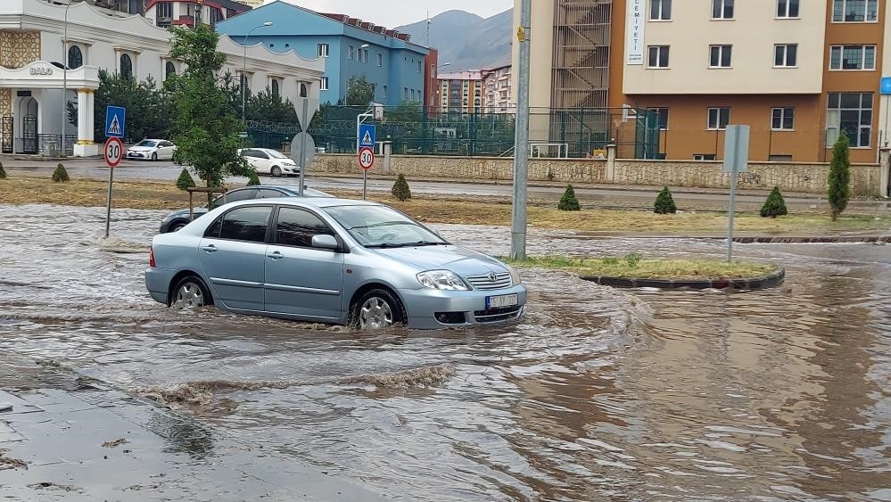 METEOROLOJİDEN KUVVETLİ YAĞIŞ UYARISI