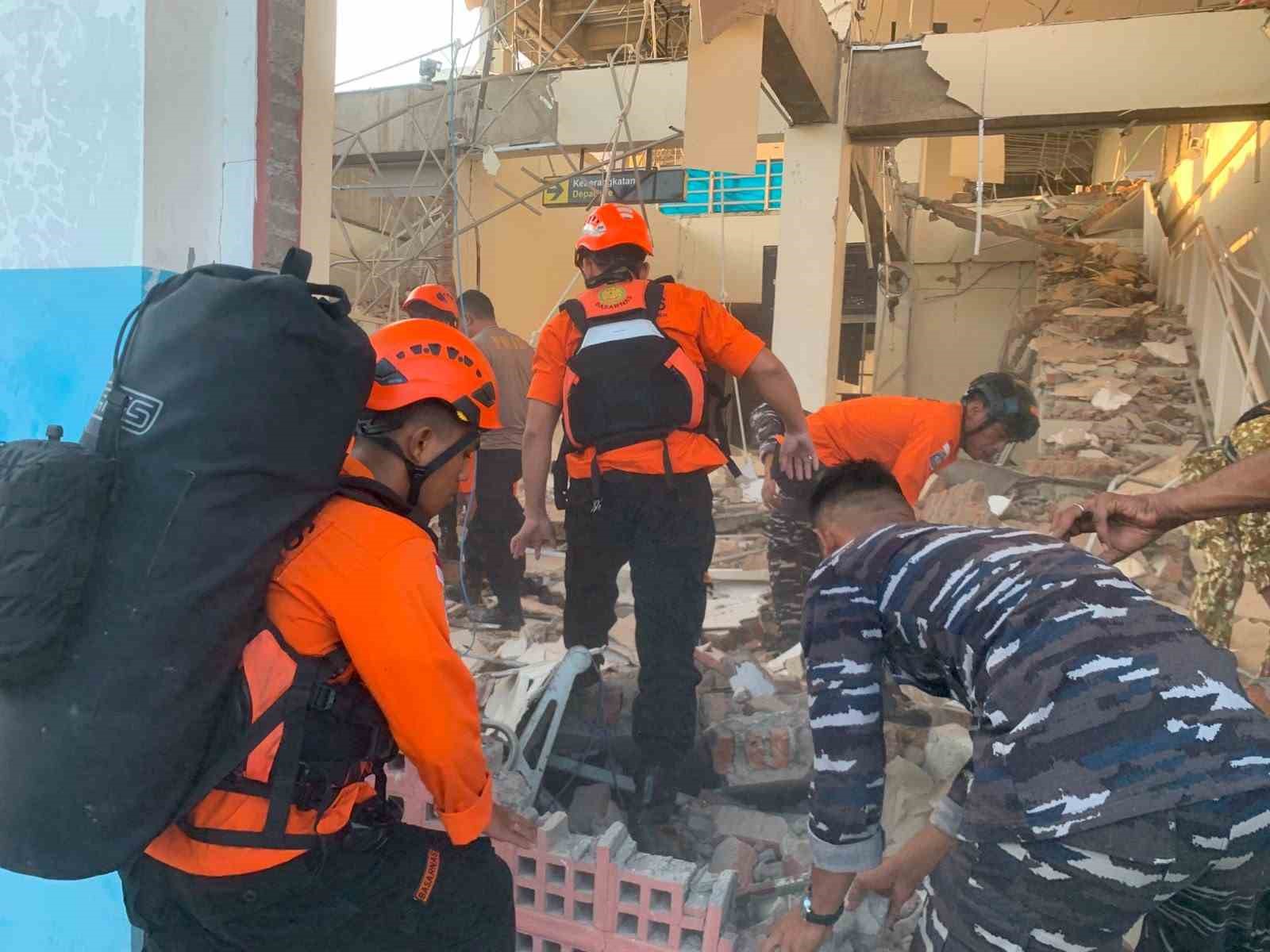 ENDONEZYA’DA 7.7 BÜYÜKLÜĞÜNDE DEPREM: 20 ÖLÜ