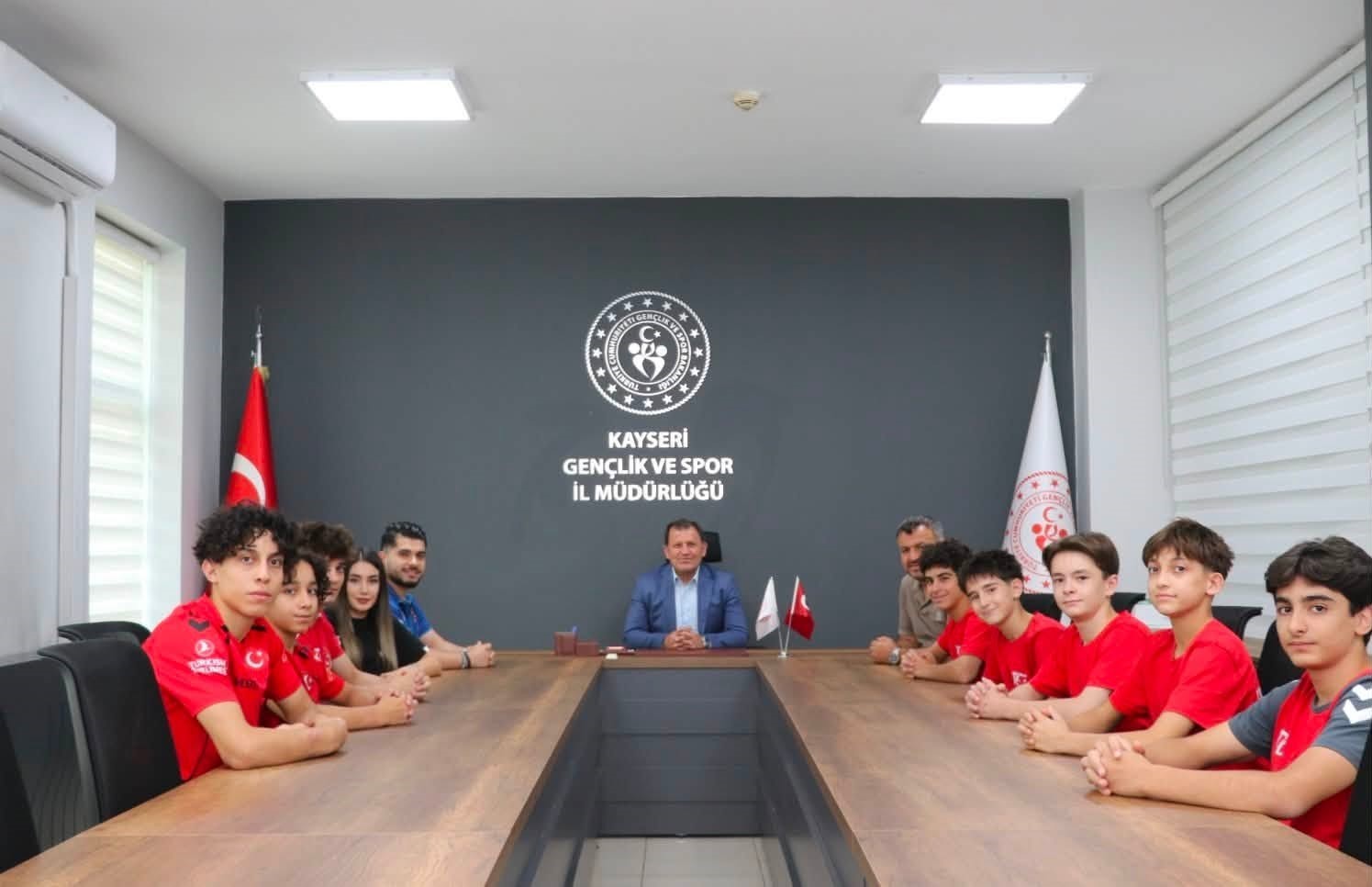 BAŞARILI MİLLİ CİMNASTİKÇİLERDEN İL MÜDÜRÜ KABAKCI’YA ZİYARET
