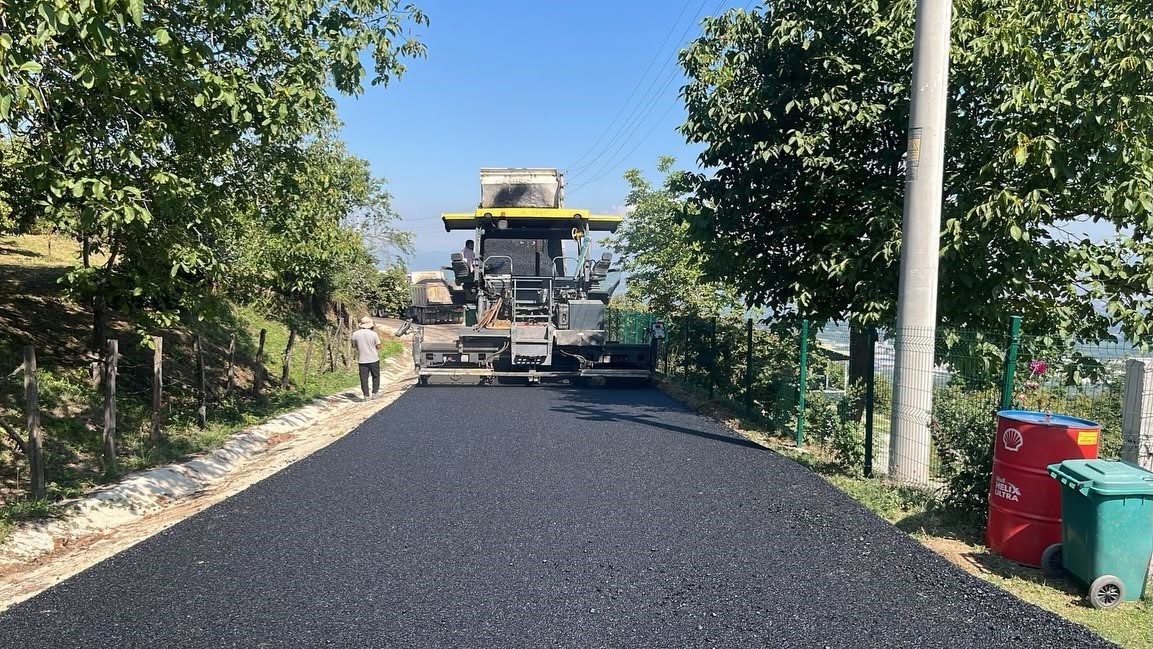 KAVAKBIÇKI KÖYÜNDE SICAK ASFALT ÇALIŞMASI