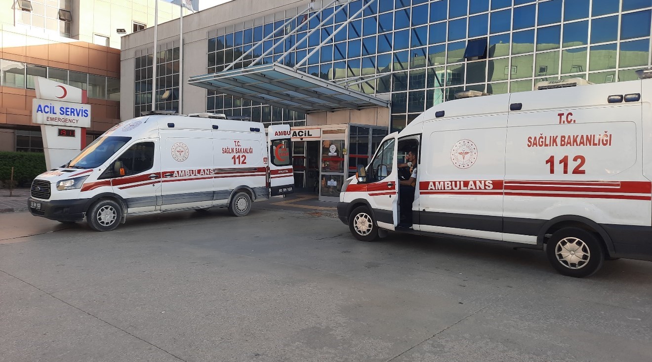 DURDURDUĞU OTOMOBİLE KURŞUN YAĞDIRDI, 1’İ AĞIR 3 YARALI