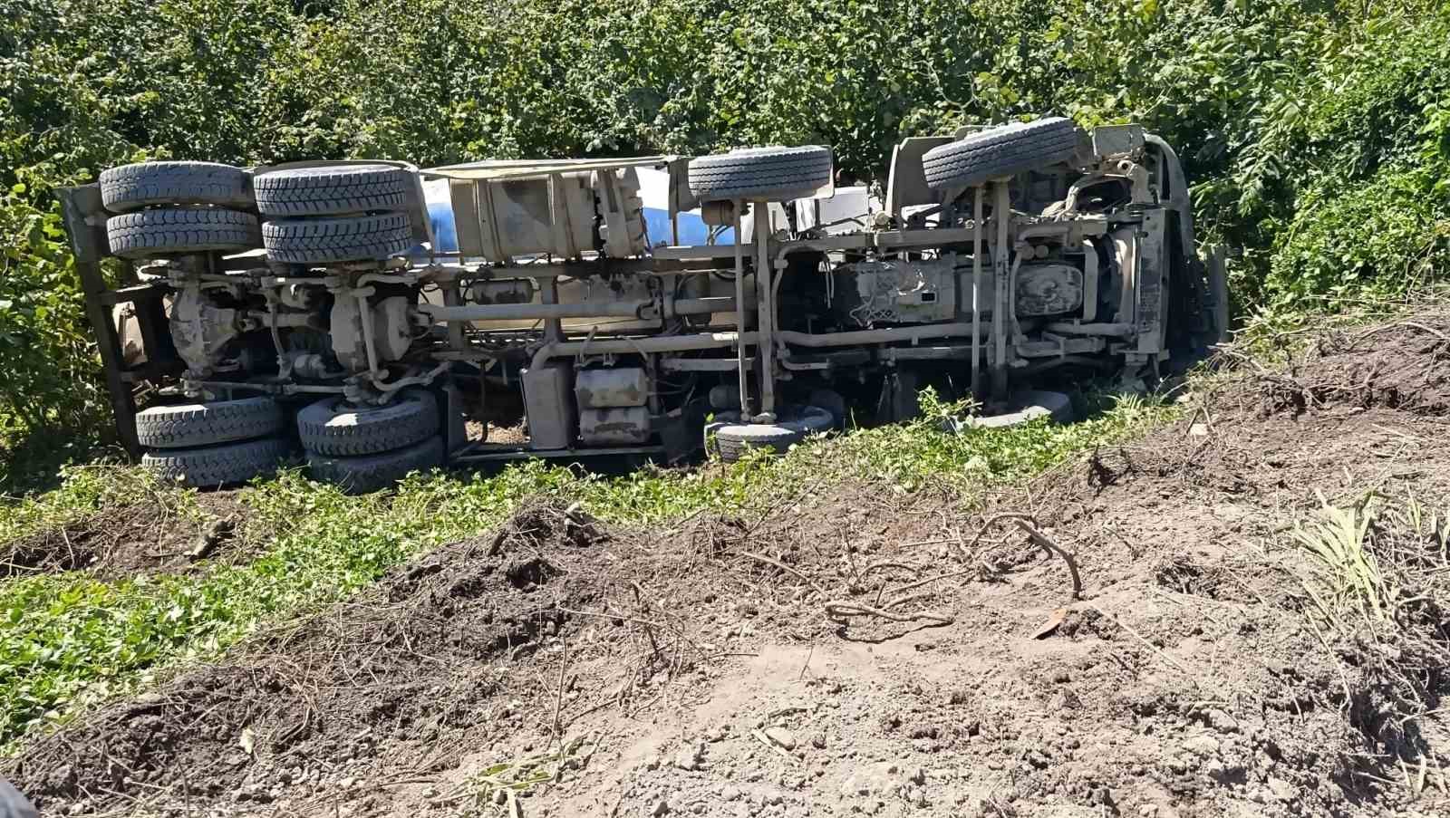 ALAPLI’DA ŞARAMPOLE UÇAN BETON MİKSERİNİN SÜRÜCÜSÜ YARALANDI