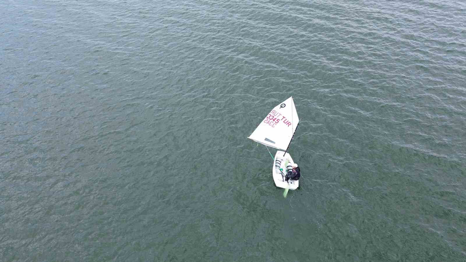 KARS ÇILDIR GÖLÜ’NDE YELKEN ŞÖLENİ: 44 SPORCU ANİ’NİN FETHİNİN 962. YILI İÇİN YARIŞTI