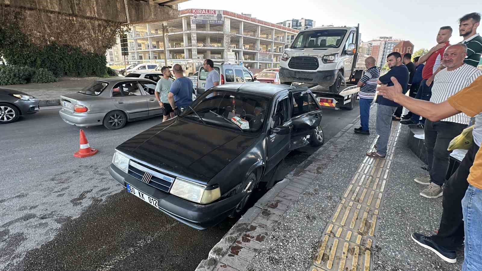KAVŞAKTA OTOMOBİL İLE KAMYONET ÇARPIŞTI: 1 YARALI
