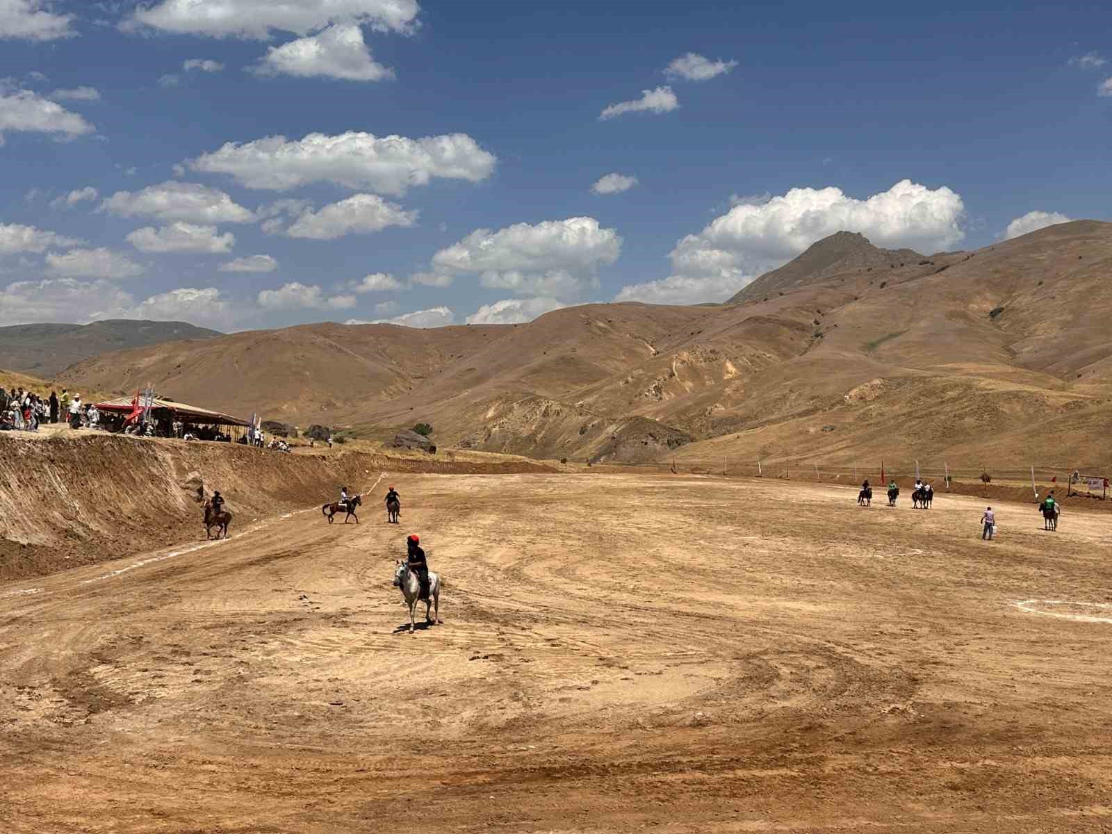 ERCİŞ ULUPAMİR KÖKBÖRÜ ATLI SPOR KULÜBÜ FİNALE YÜKSELDİ