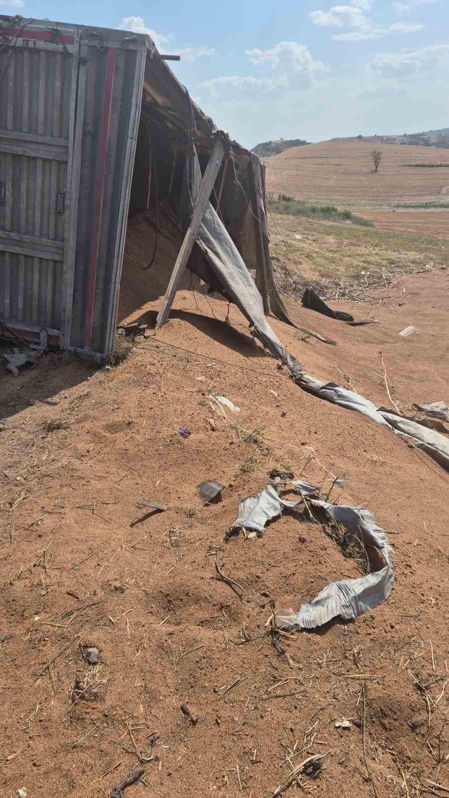 UZUNKÖPRÜ’DE BUĞDAY YÜKLÜ KAMYON DEVRİLDİ: 1 YARALI