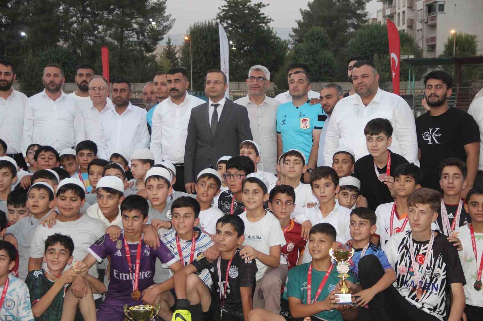CİZRE’DE YAZ KUR’AN KURSLARI FUTBOL TURNUVASI HEYECANI SONA ERDİ