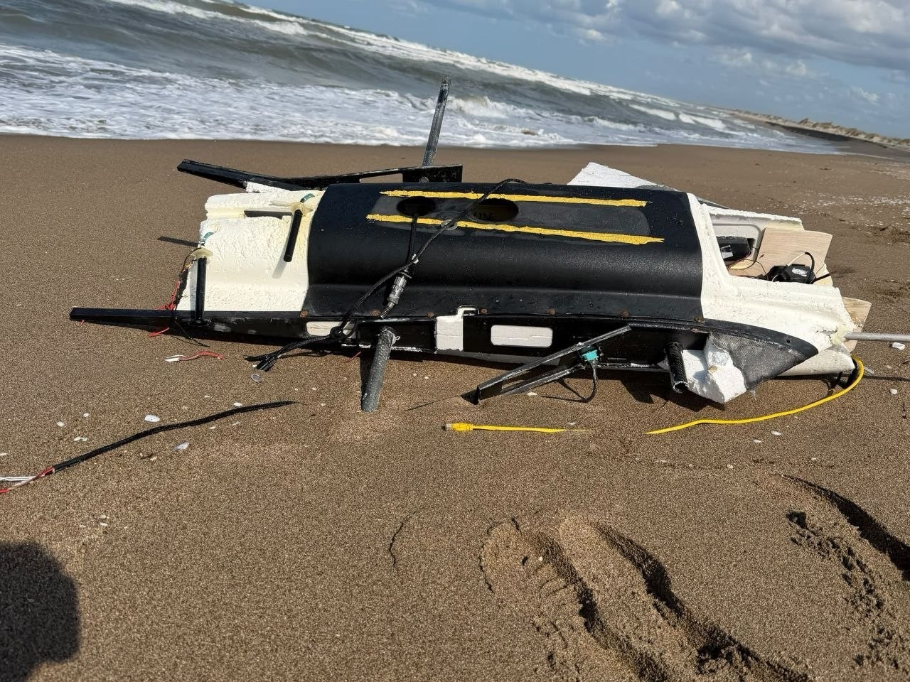 SAHİLE VURAN DRON PARÇASI EKİPLERİ HAREKETE GEÇİRDİ