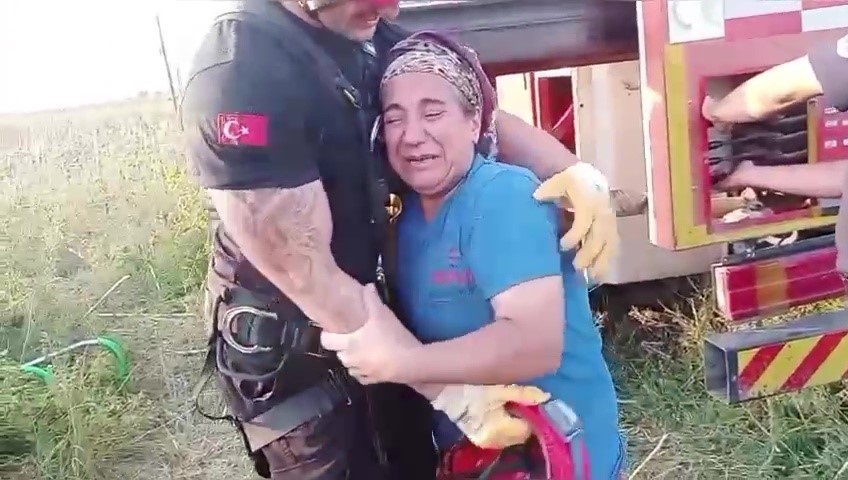 KUYUYA DÜŞEN İNEĞİ İTFAİYE KURTARDI, SAHİBİ EKİPLERE SARILIP GÖZYAŞI DÖKTÜ