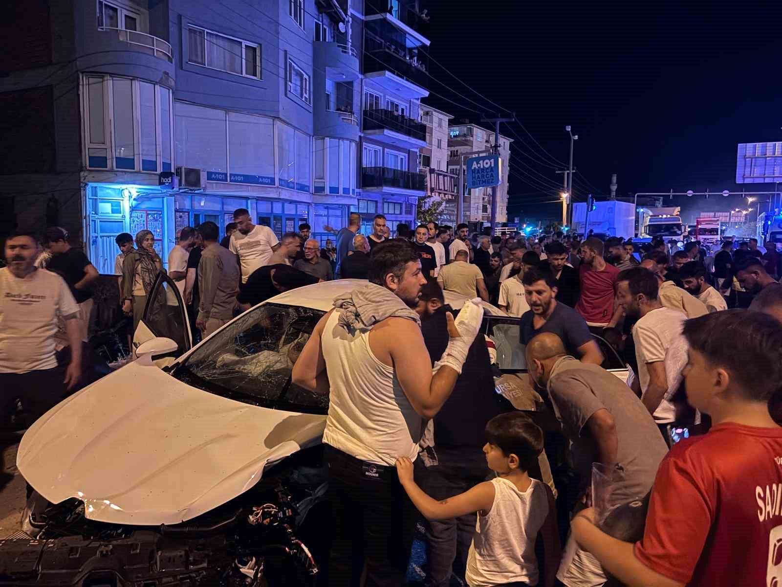 KIRMIZI IŞIK İHLALİ FACİA GETİRDİ : 1’İ AĞIR 5 YARALI