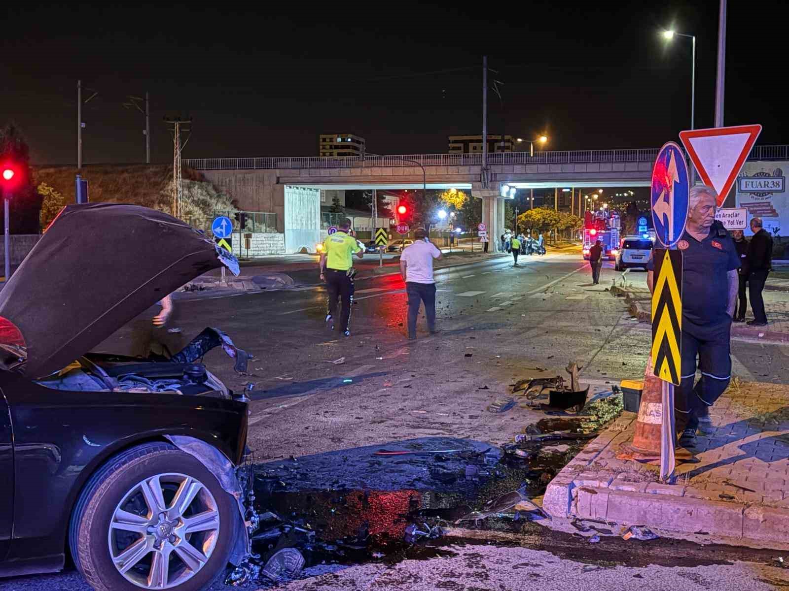 KAYSERİ’DE KAZAYA KARIŞAN OTOMOBİL, ÇARPIŞMADAN 200 METRE SONRA ANCAK DURABİLDİ: 1 YARALI