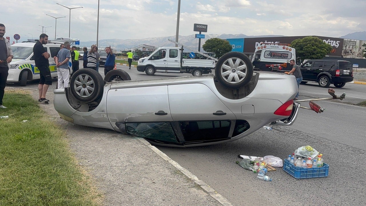 ERZİNCAN’DA OTOMOBİL TAKLA ATTI: 2 YARALI