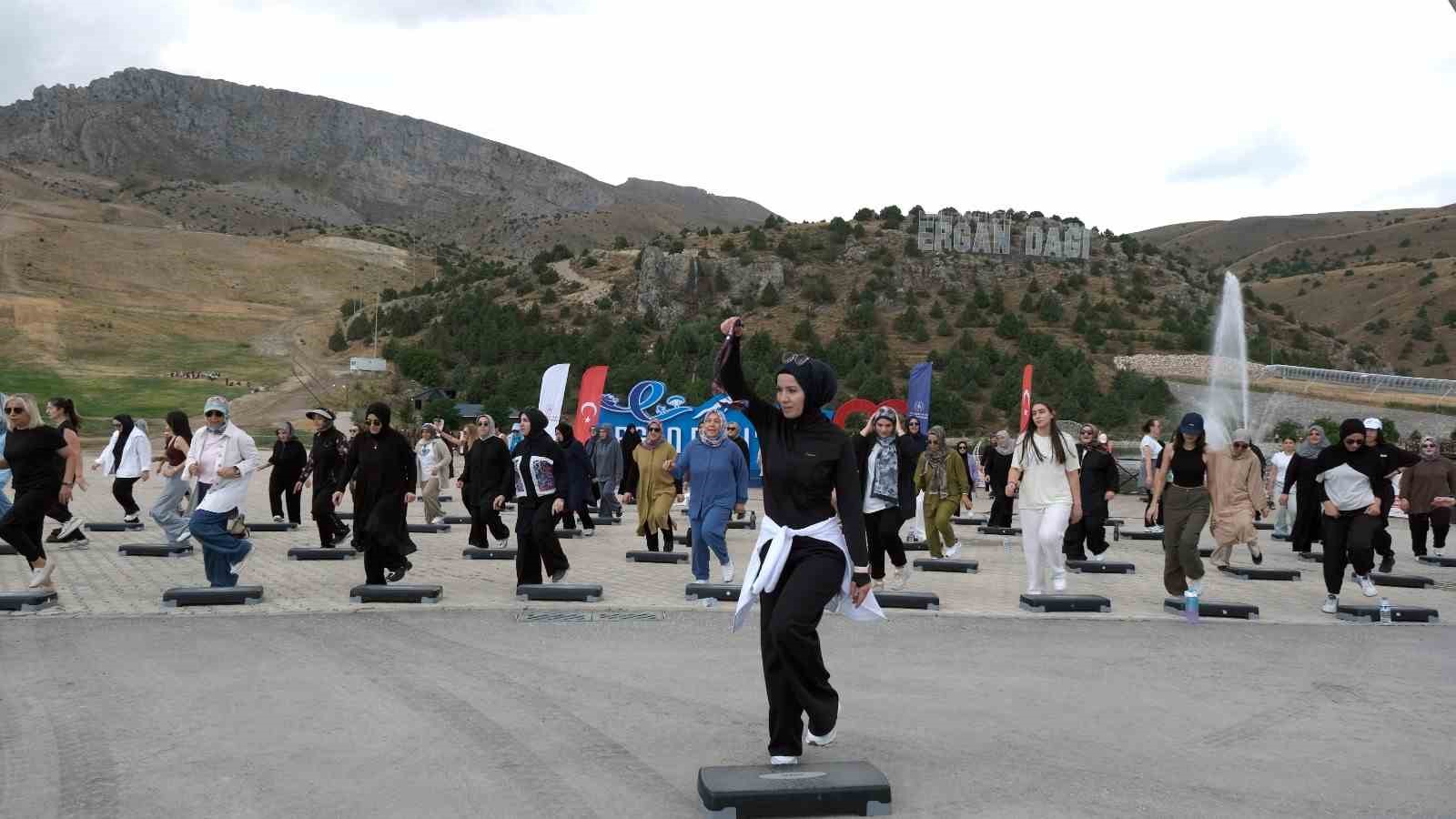 ERZİNCANLI KADINLAR ERGAN DAĞI’NDA STEP AEROBİKLE BULUŞTU