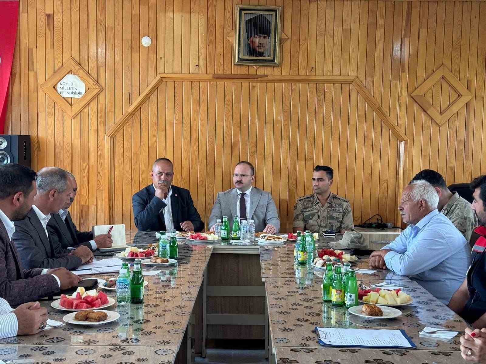 ARPAÇAY KAYMAKAMI GÜVENÇ, KÖY ZİYARETLERİNDE VATANDAŞLARIN TALEPLERİNİ DİNLEDİ