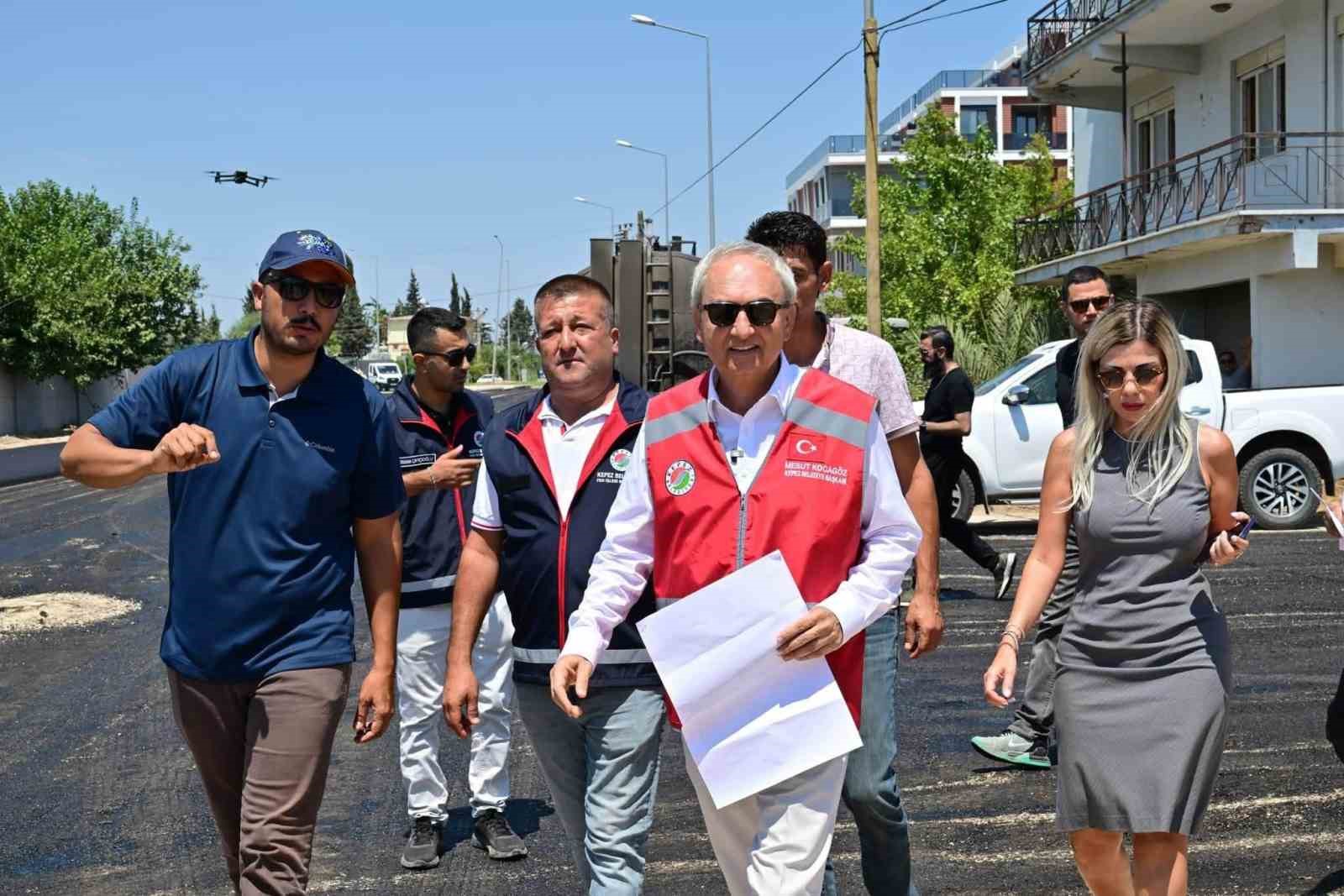 ALTINOVA’DA 4 MAHALLEYİ BİRBİRİNE BAĞLAYAN CADDEYE SICAK ASFALT
