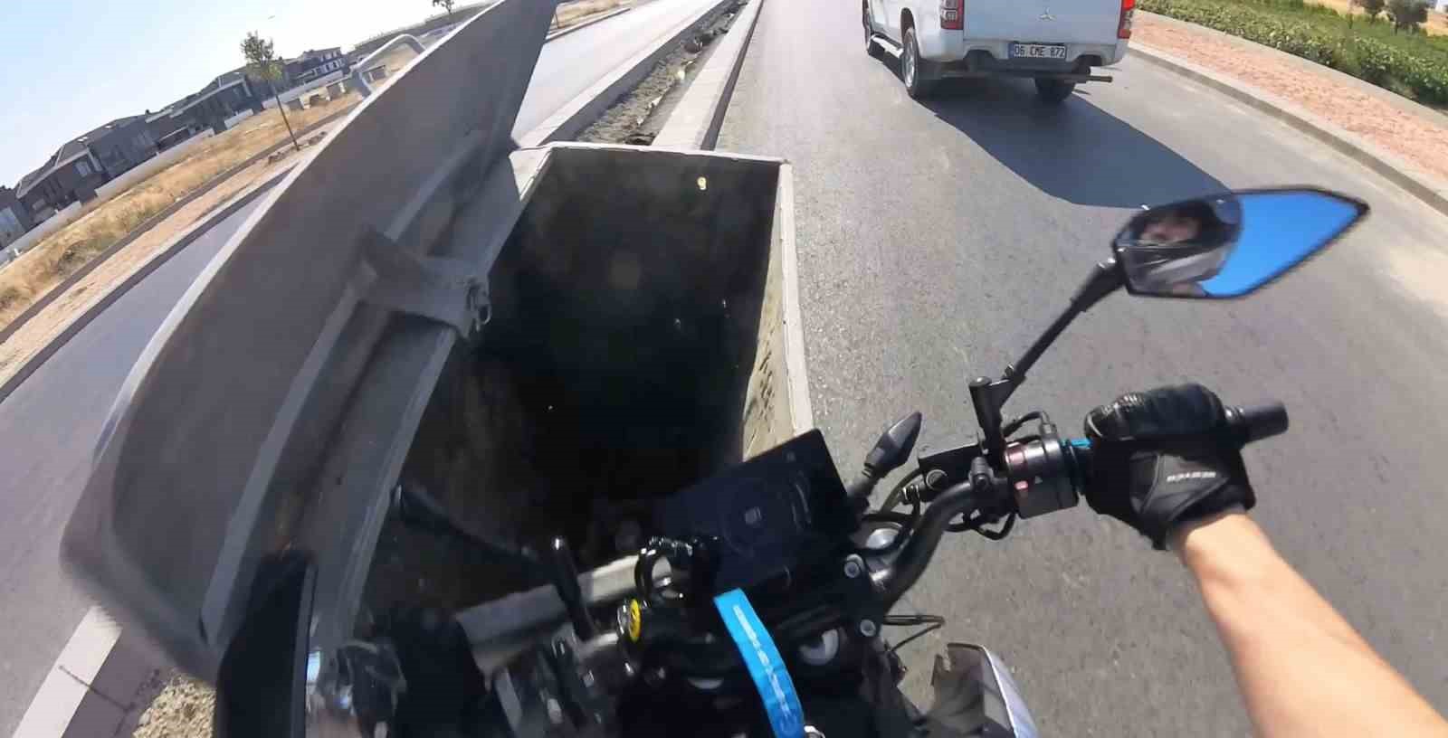 ÖNÜNDEKİ ARACI SOLLAMAYA ÇALIŞAN MOTOSİKLET SÜRÜCÜSÜ YOLA BIRAKILAN ÇÖP KONTEYNERİNE ÇARPTI