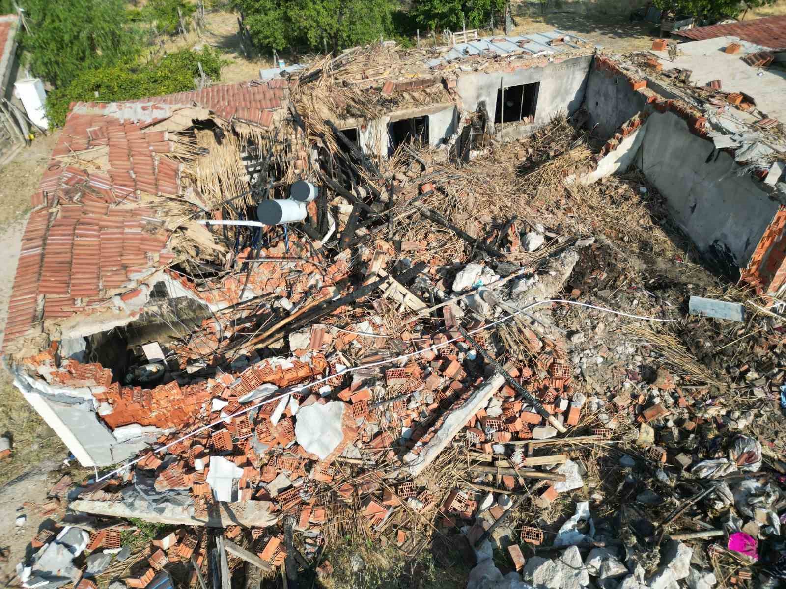 YAŞLI ÇİFTİN YANAN EVİNDE NİŞANLI TORUNLARININ HAYALLERİ DE KÜL OLDU