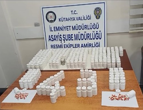 KÜTAHYA’DA ARAÇTAN 14 BİN 622 UYUŞTURUCU HAP ÇIKTI: 4 TUTUKLAMA