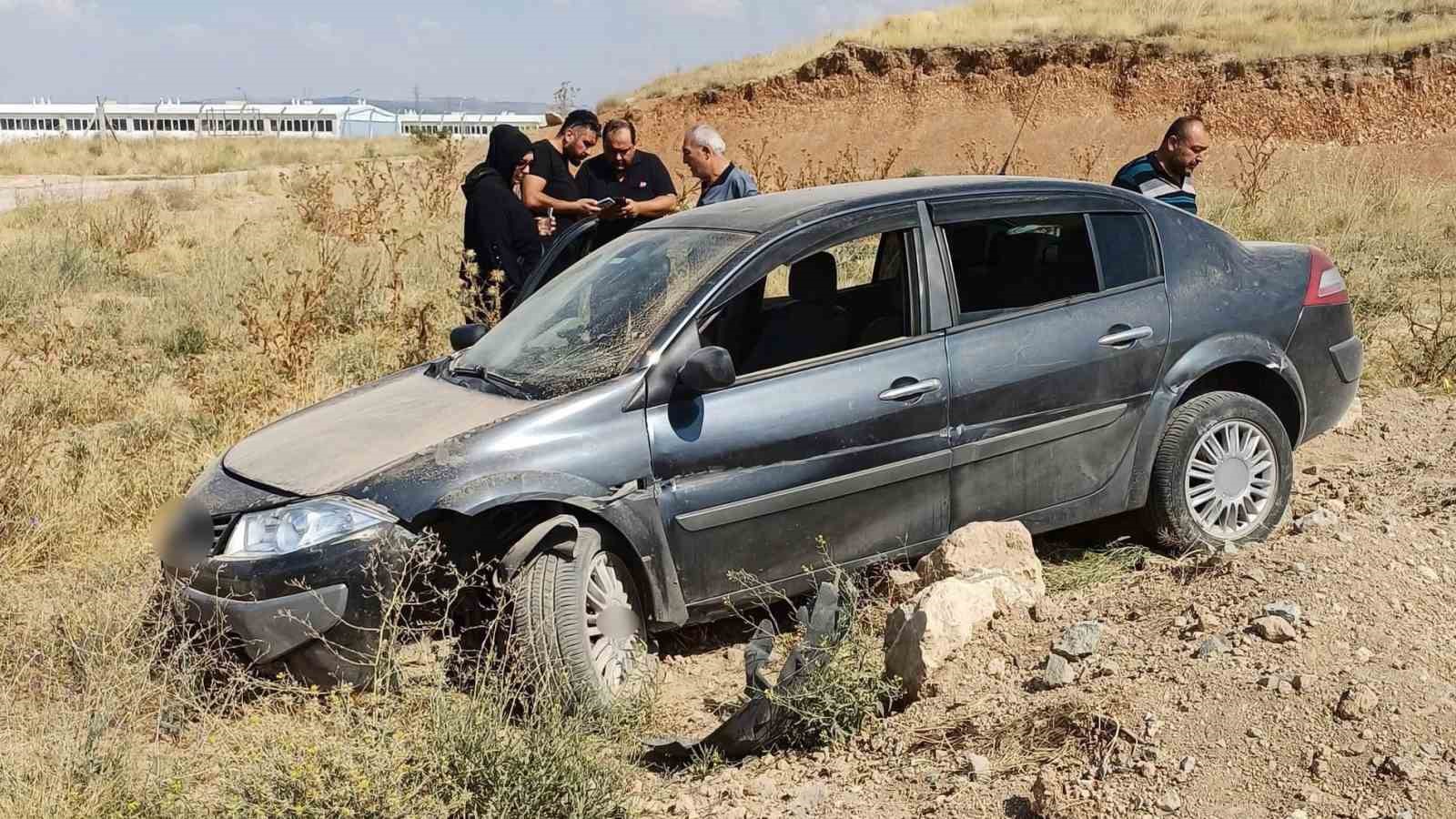 ESKİŞEHİR’DE KONTROLDEN ÇIKAN OTOMOBİL TOPRAK ALANA GİRDİ