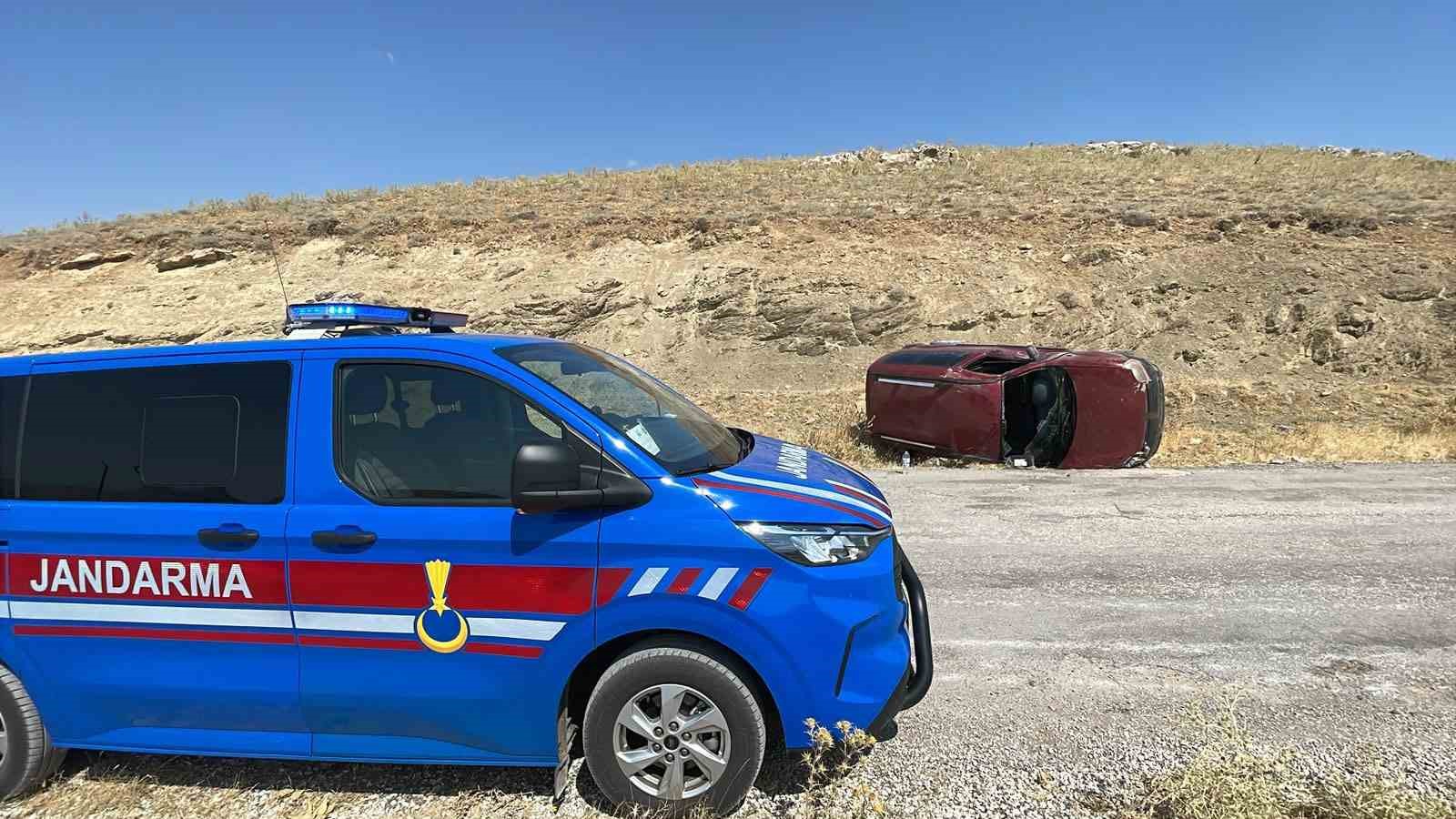 KARAMAN’DA HAFİF TİCARİ ARAÇ DEVRİLDİ: 1 YARALI