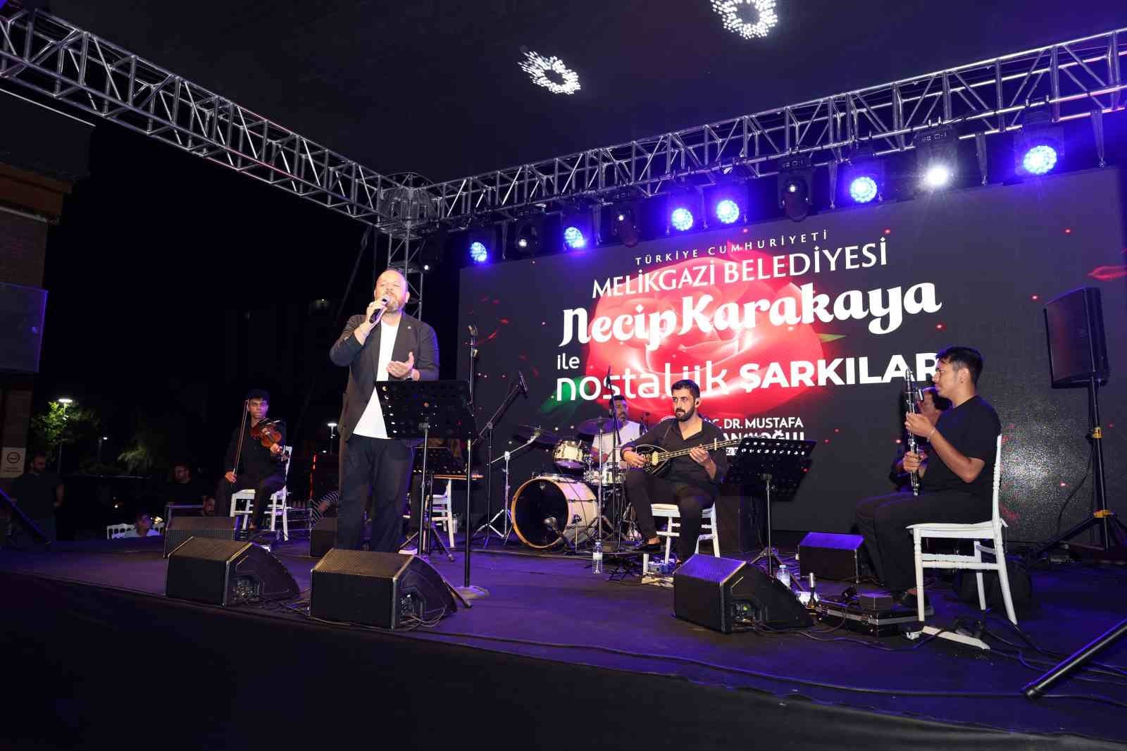 ÇARŞI MELİKGAZİ’DE NOSTALJİK ŞARKILAR GÖNÜLLERİ FETHETTİ