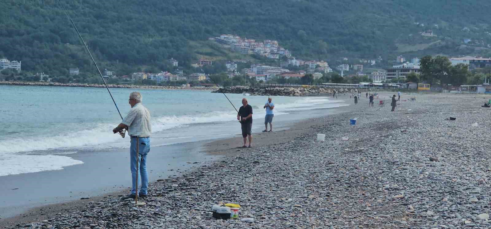 KARADENİZ’DE BALIK BOLLUĞU YAŞANIYOR: OLTASINI KAPAN DENİZ KENARINA KOŞTU
