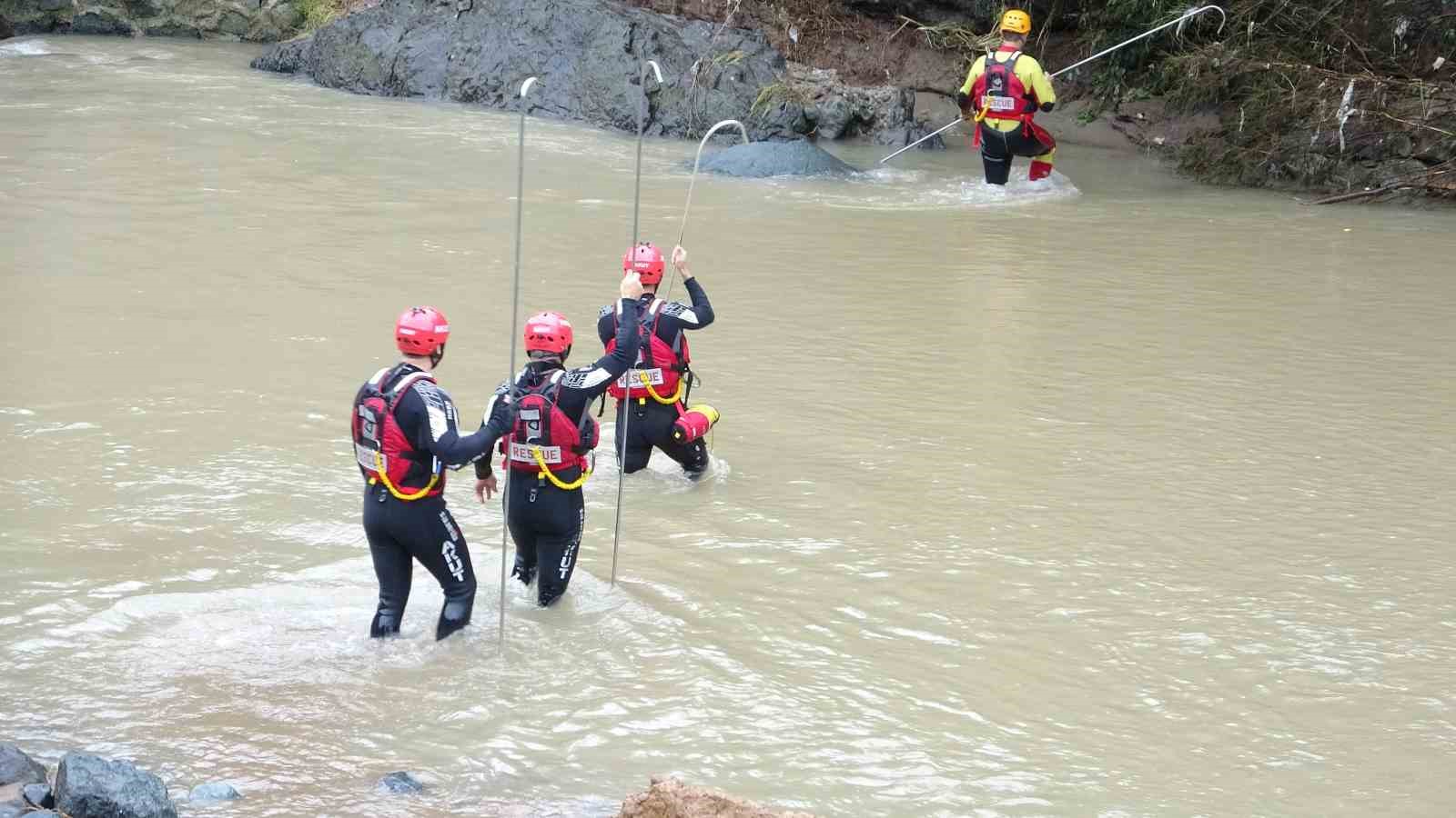 GİRESUN’DA SELDE KAYBOLAN 2 KİŞİYİ ARAMA ÇALIŞMALARI SÜRÜYOR
