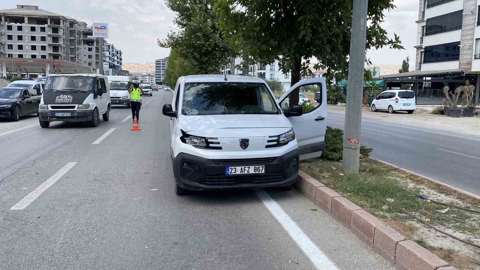 ELAZIĞ’DA HAFİF TİCARİ ARACIN ÇARPTIĞI KADIN AĞIR YARALANDI