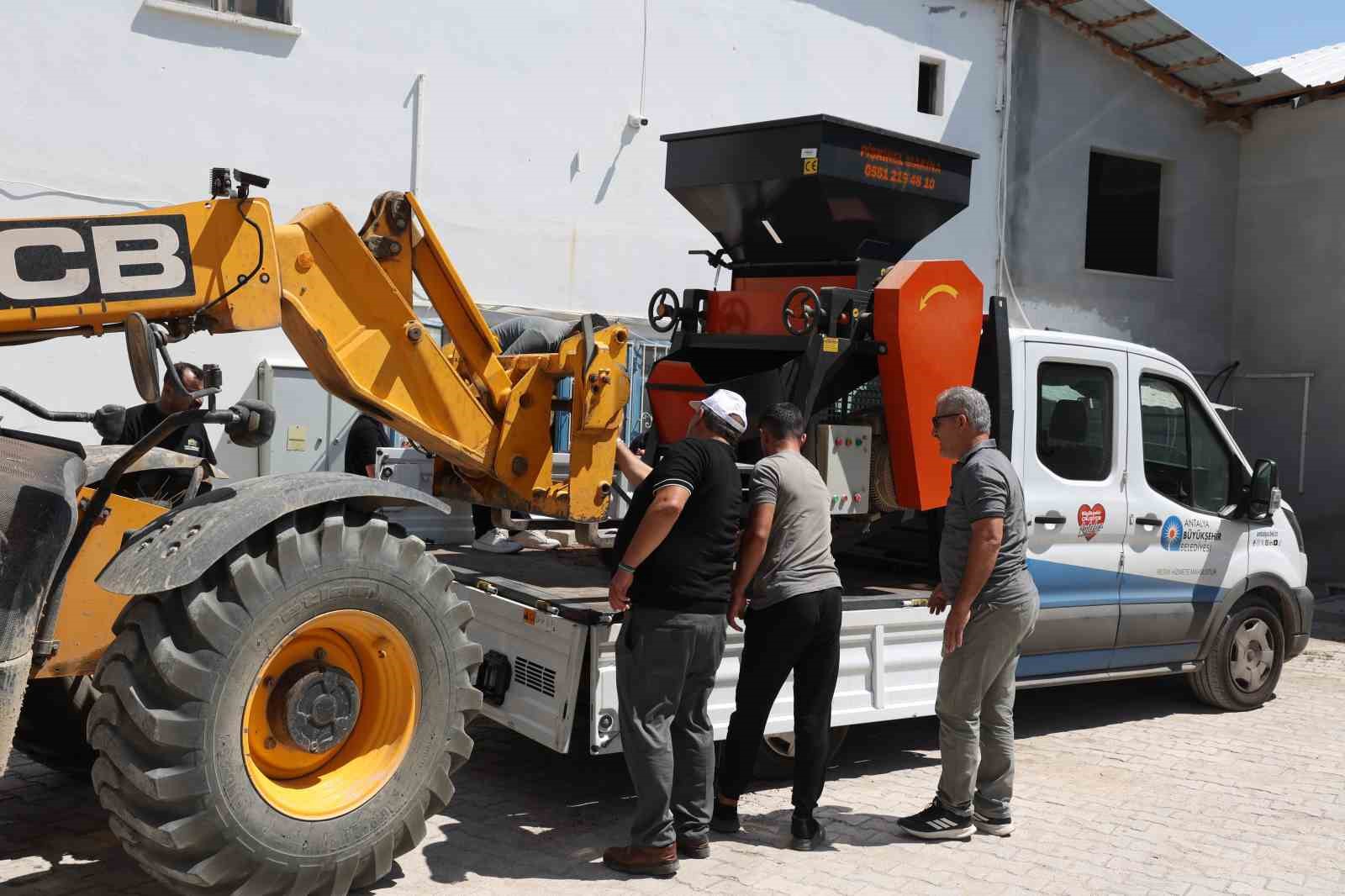 BÜYÜKŞEHİR’DEN KORKUTELİLİ ÜRETİCİYE YEM EZME MAKİNESİ DESTEĞİ
