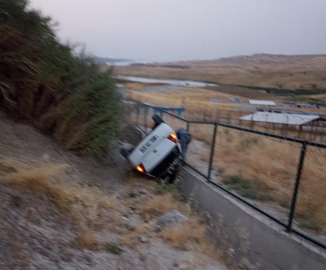 OTOMOBİL ŞARAMPOLE YUVARLANDI