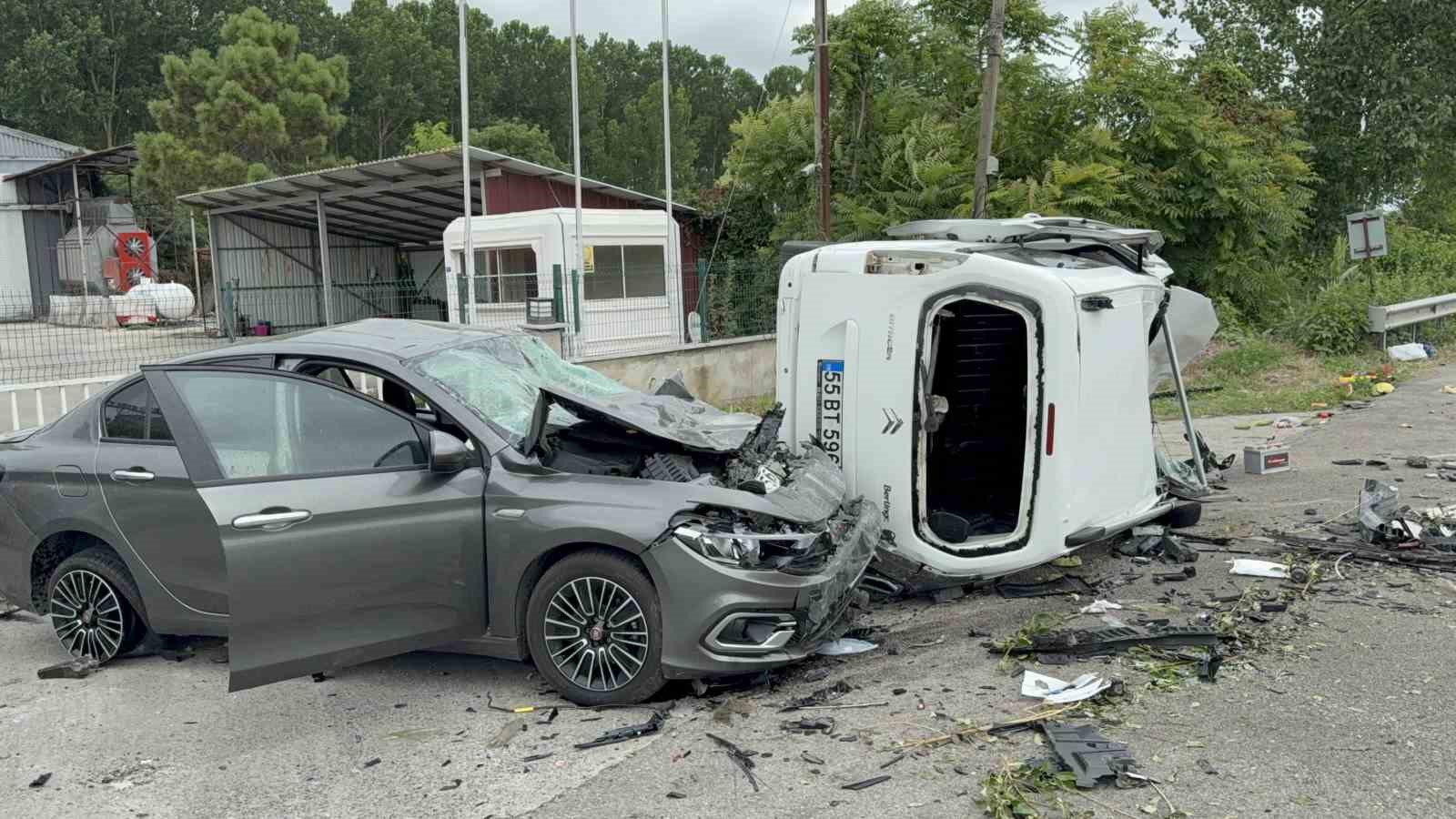 YOLDAN ÇIKAN ARAÇ HAVALANARAK OTOMOBİLİN ÜZERİNE DÜŞTÜ: 4 YARALI