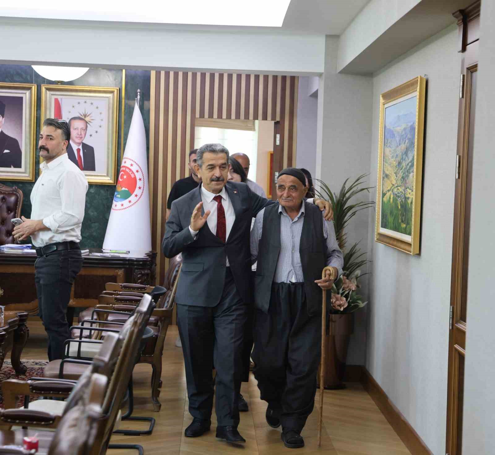 VALİ EKİCİ HAFTA SONUNU VATANDAŞLARA AYIRDI: 2 GÜNDE 50 VATANDAŞLA GÖRÜŞTÜ