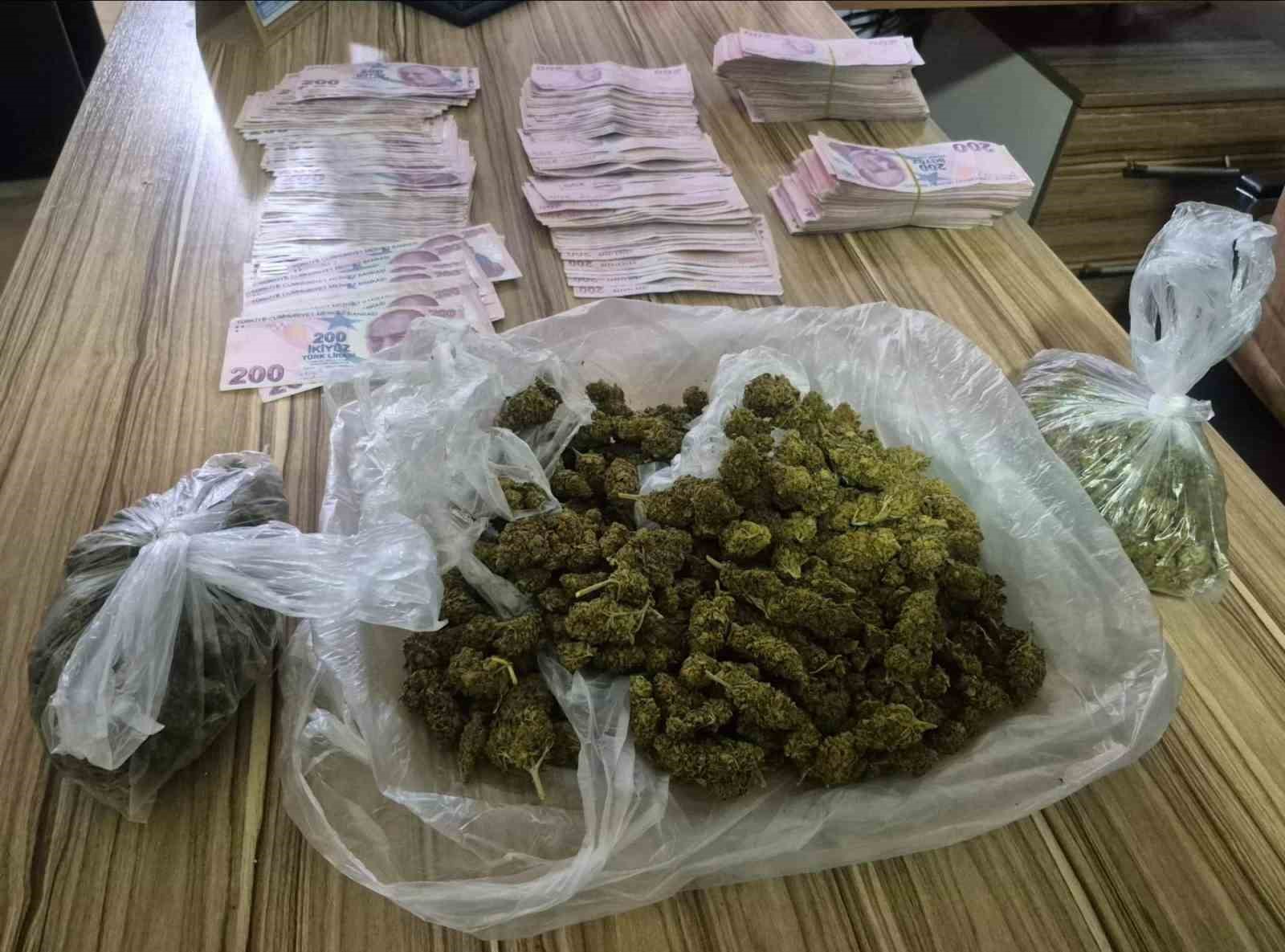’DUR’ İHTARINA UYMAYAN SÜRÜCÜNÜN ARACINDAN UYUŞTURUCU ÇIKTI