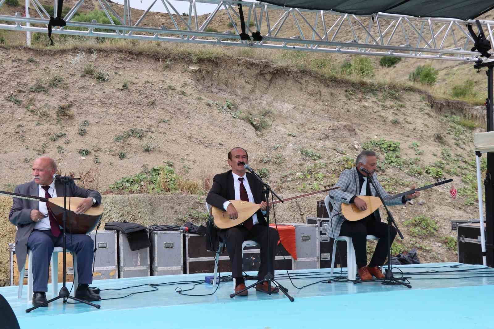ÂŞIK SÜMMANİ, MEMLEKETİ NARMAN SAMİKALE’DE YAD EDİLDİ