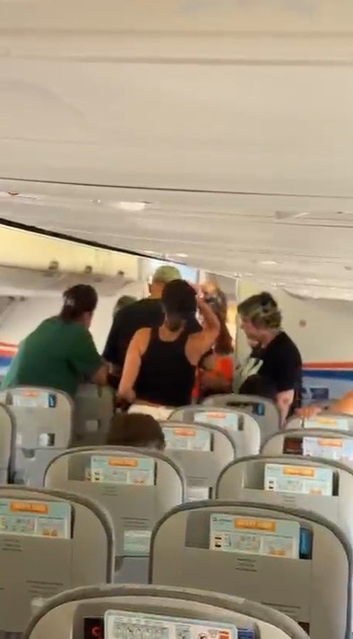ANTALYA HAVALİMANI’NDA YOLCULAR UÇAKTA SAATLERCE BEKLEDİ, BAGAJ KRİZİ YAŞADI