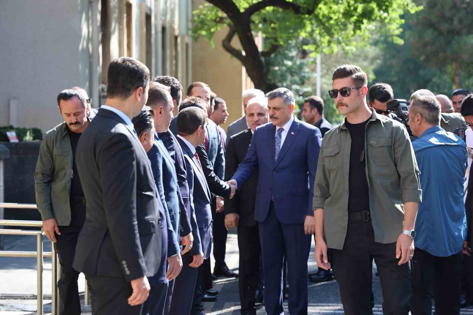 İÇİŞLERİ BAKANI ÇİFTÇİ, DİYARBAKIR VALİLİĞİNE ZİYARETTE BULUNDU