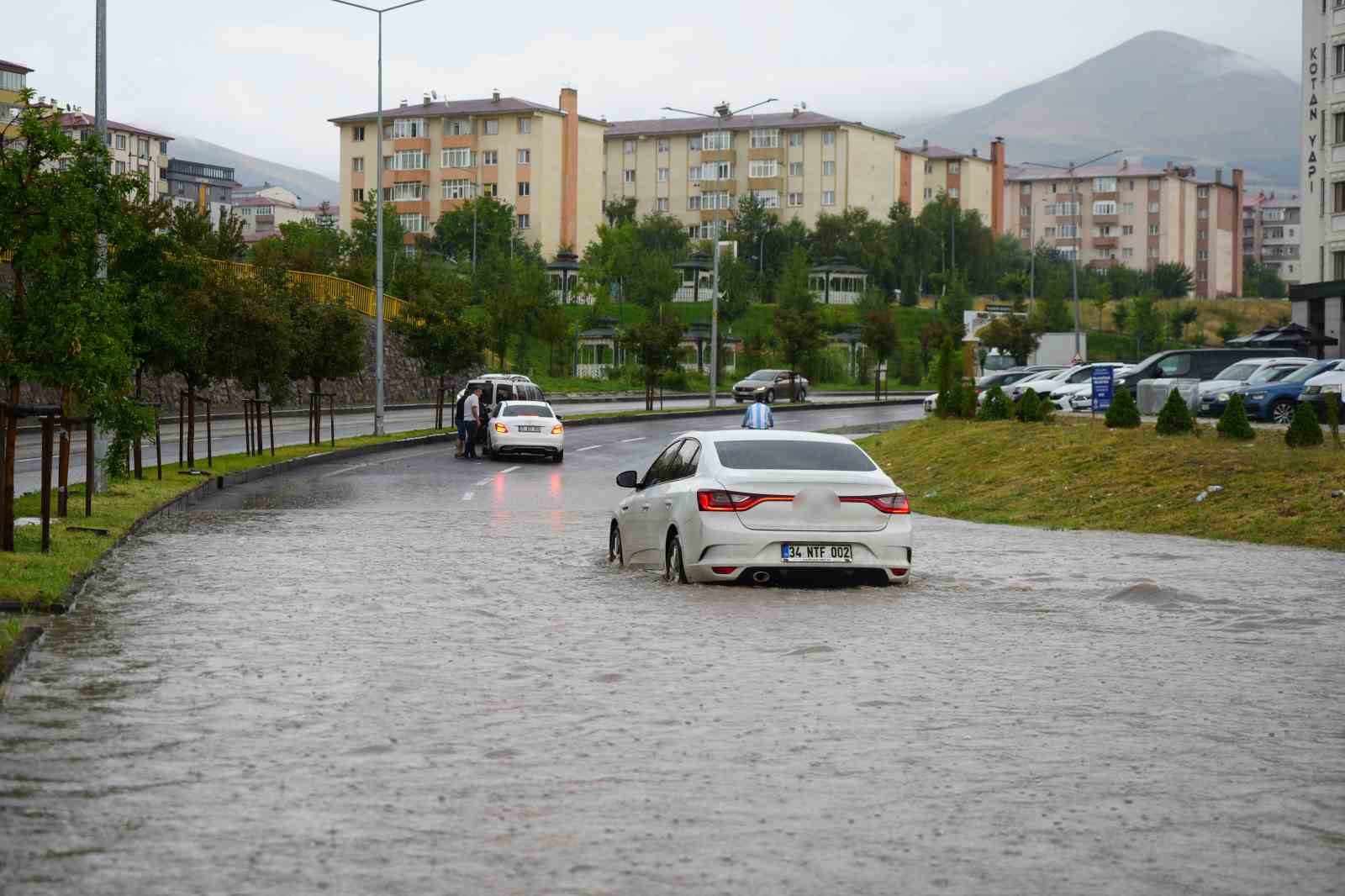 ERZURUM’DA YAĞIŞ TRAFİĞİ FELÇ ETTİ