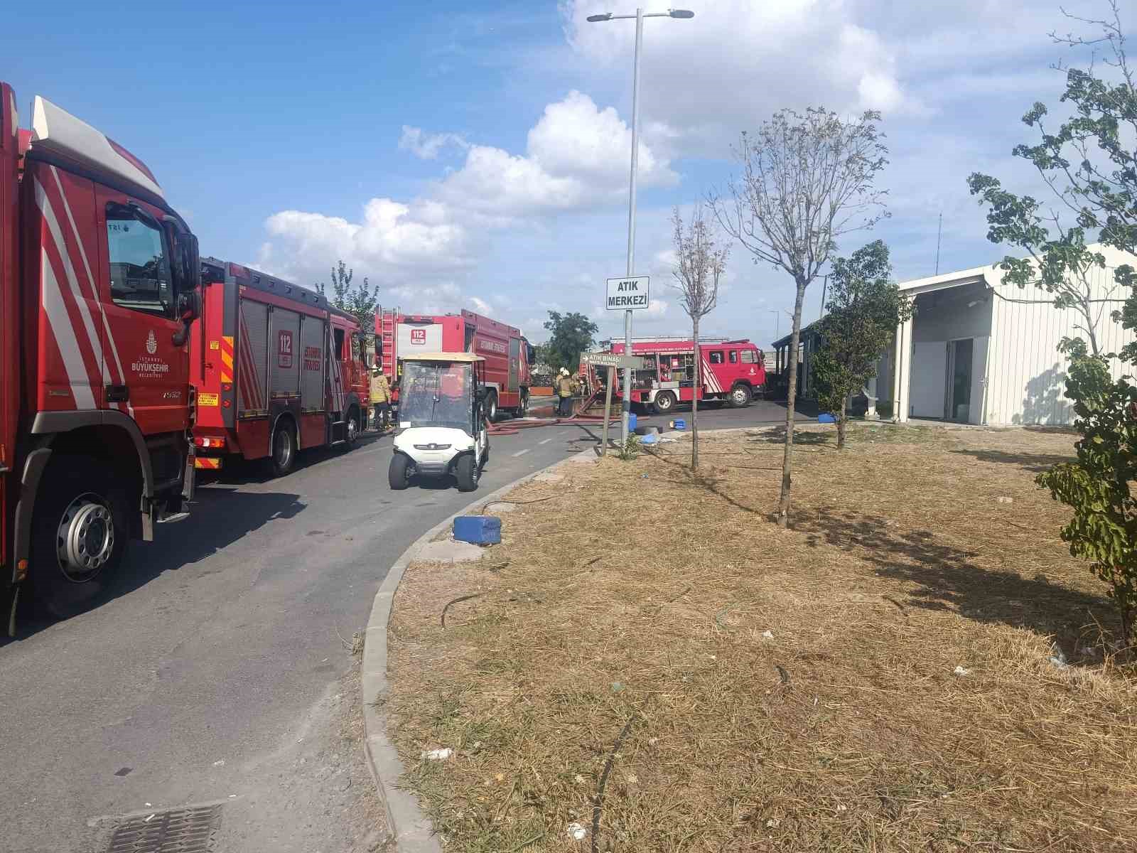 BAKIRKÖY’DE HASTANE BAHÇESİNDE KORKUTAN YANGIN