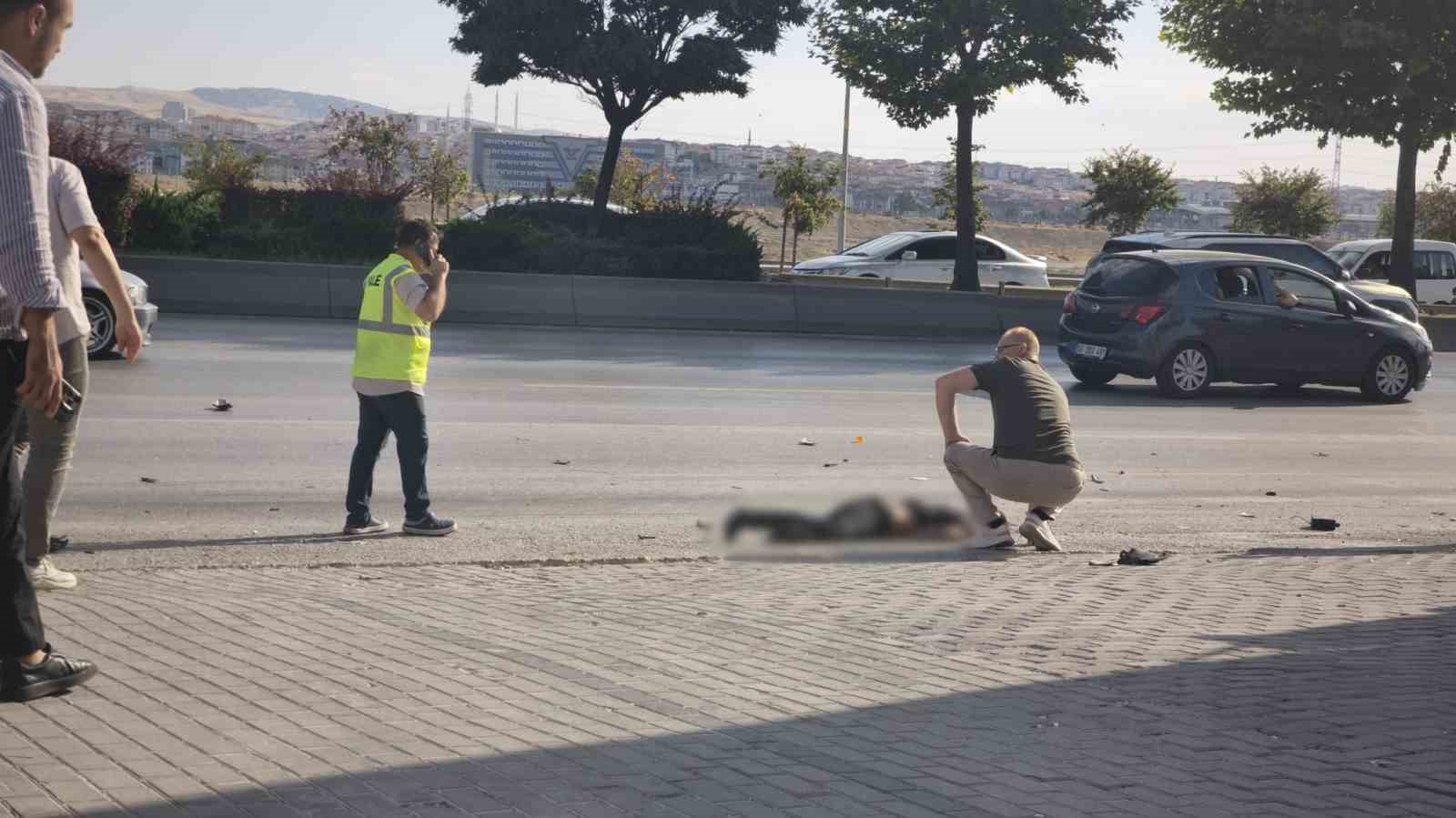 ANKARA’DA OTOMOBİL MOTOSİKLETLE ÇARPIŞTI: 2 YARALI
