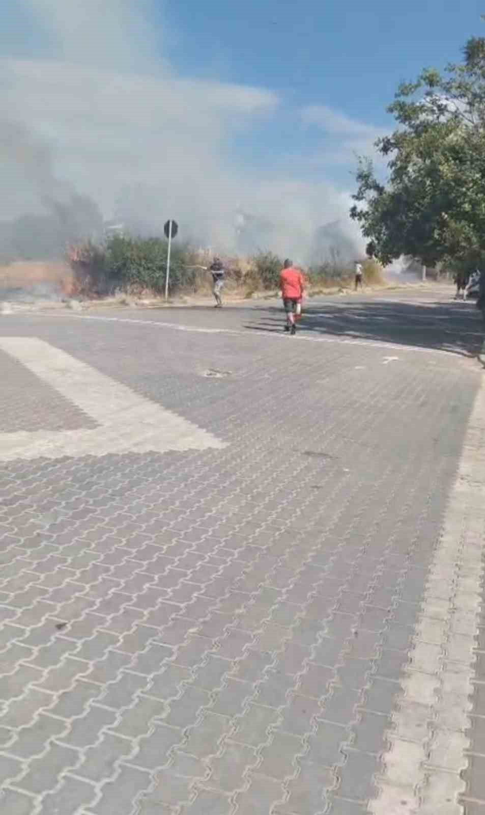TRAFONUN PATLAMASI SONUCU ÇIKAN YANGIN TATİLCİLERE PANİK YAŞATTI